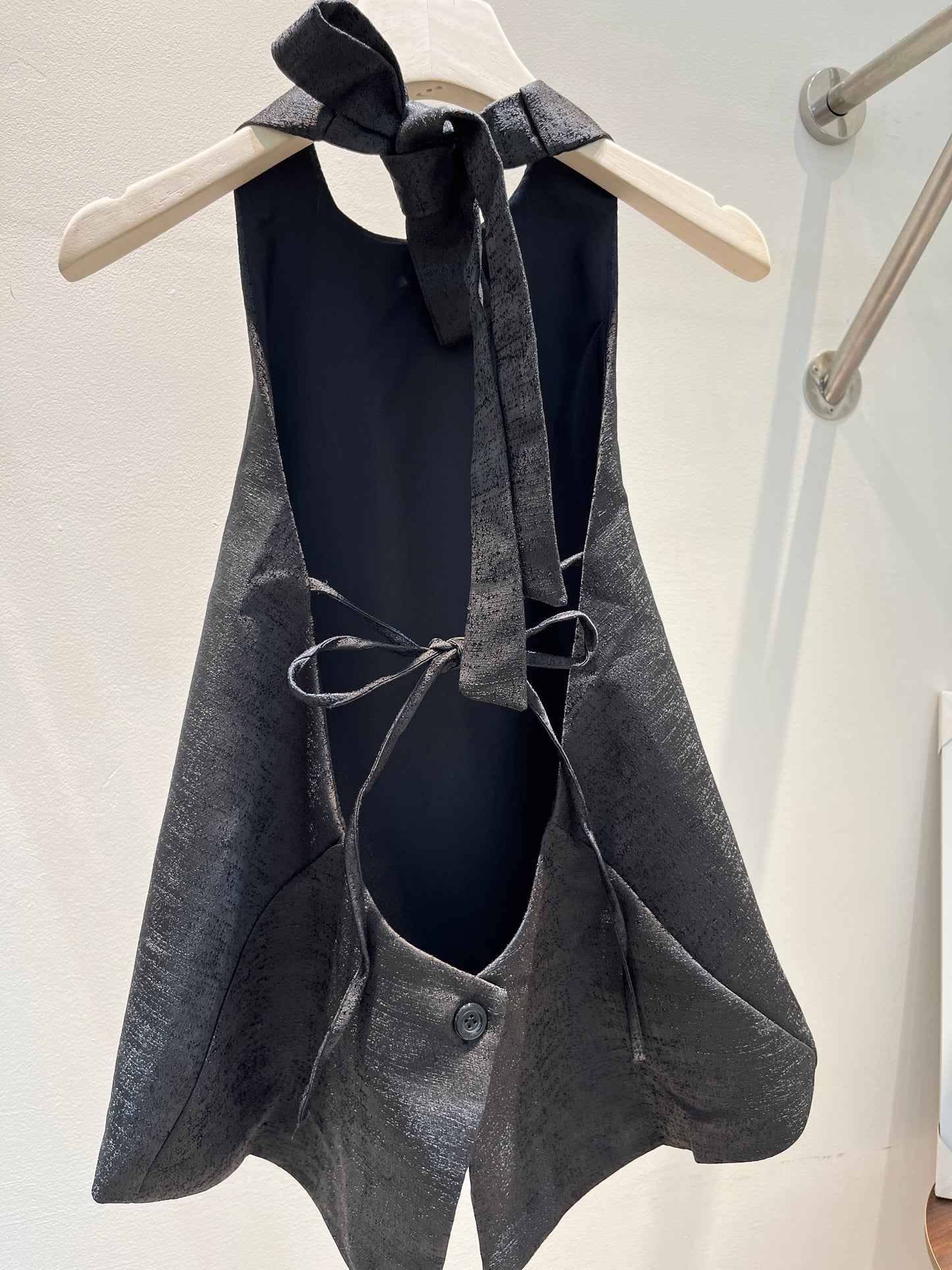 BACKLESS STRUCTURED SLEEVELESS TOP (black)