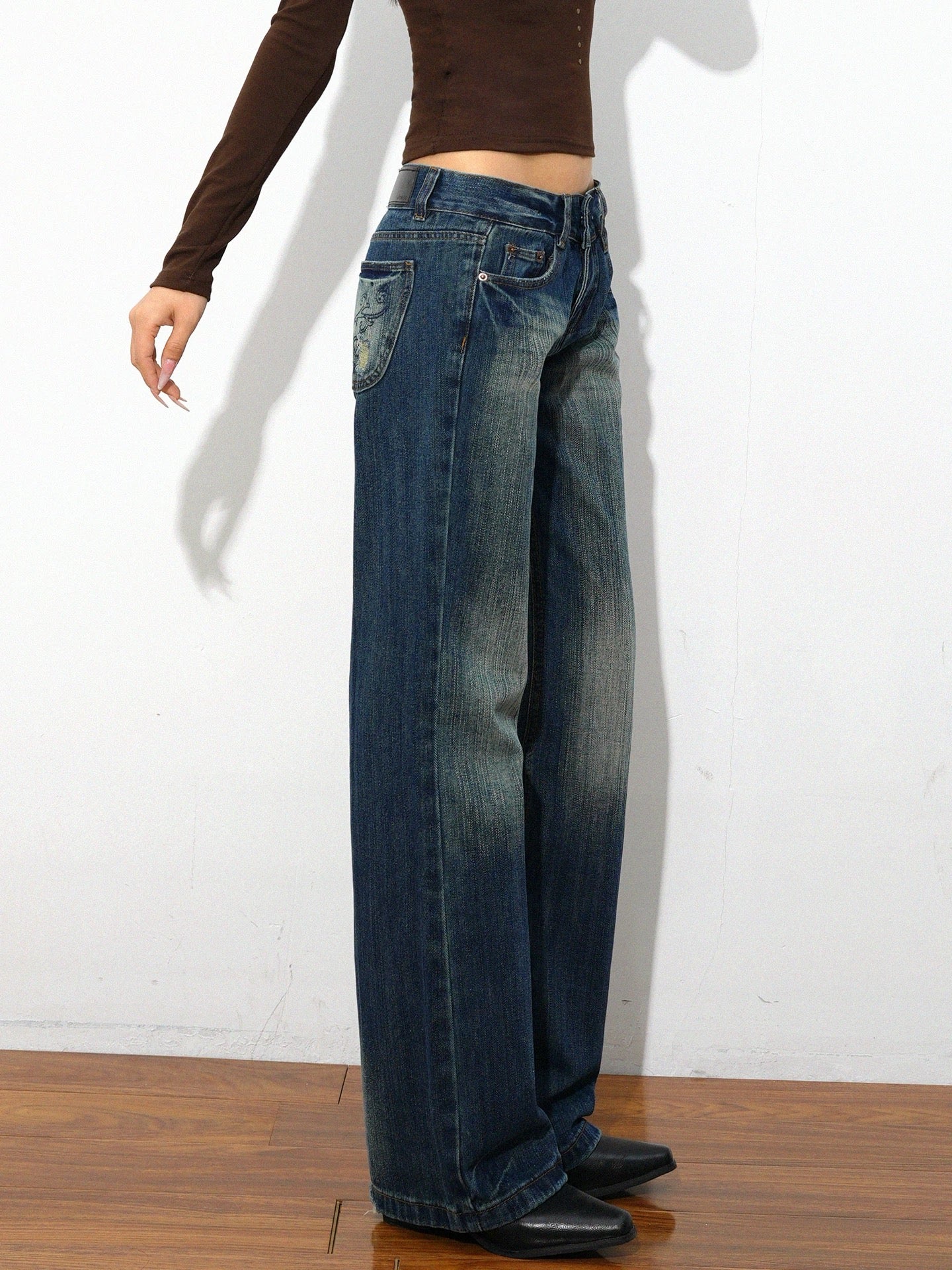 POCKET ART LOW RISE DENIM JEANS