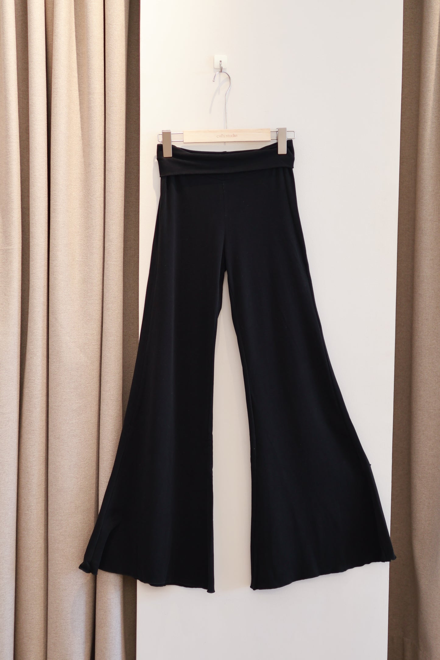 BLACK FLARED BOTTOMS