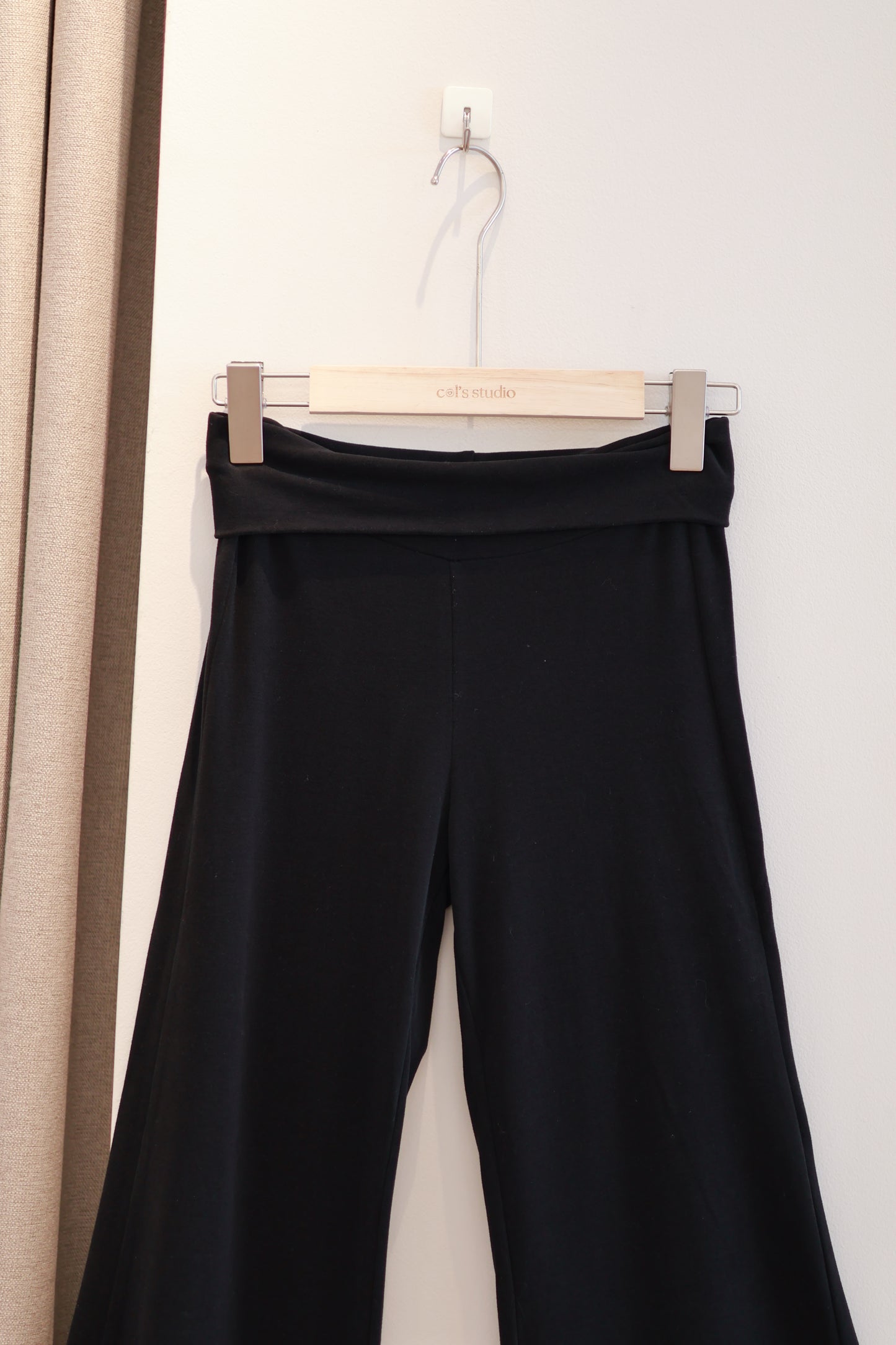 BLACK FLARED BOTTOMS