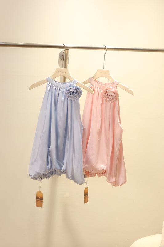 Satin side flower puffy top
