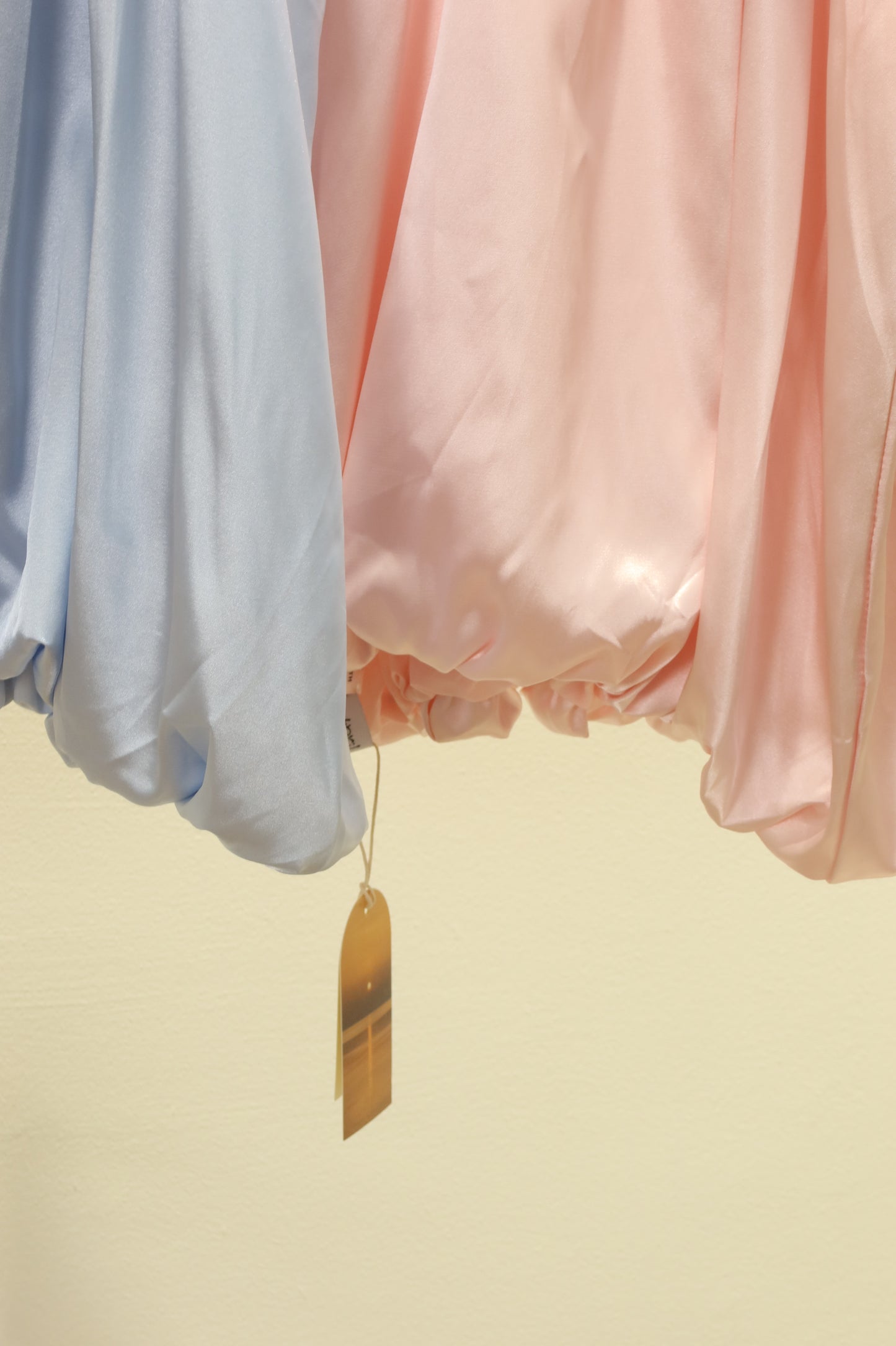 Satin side flower puffy top