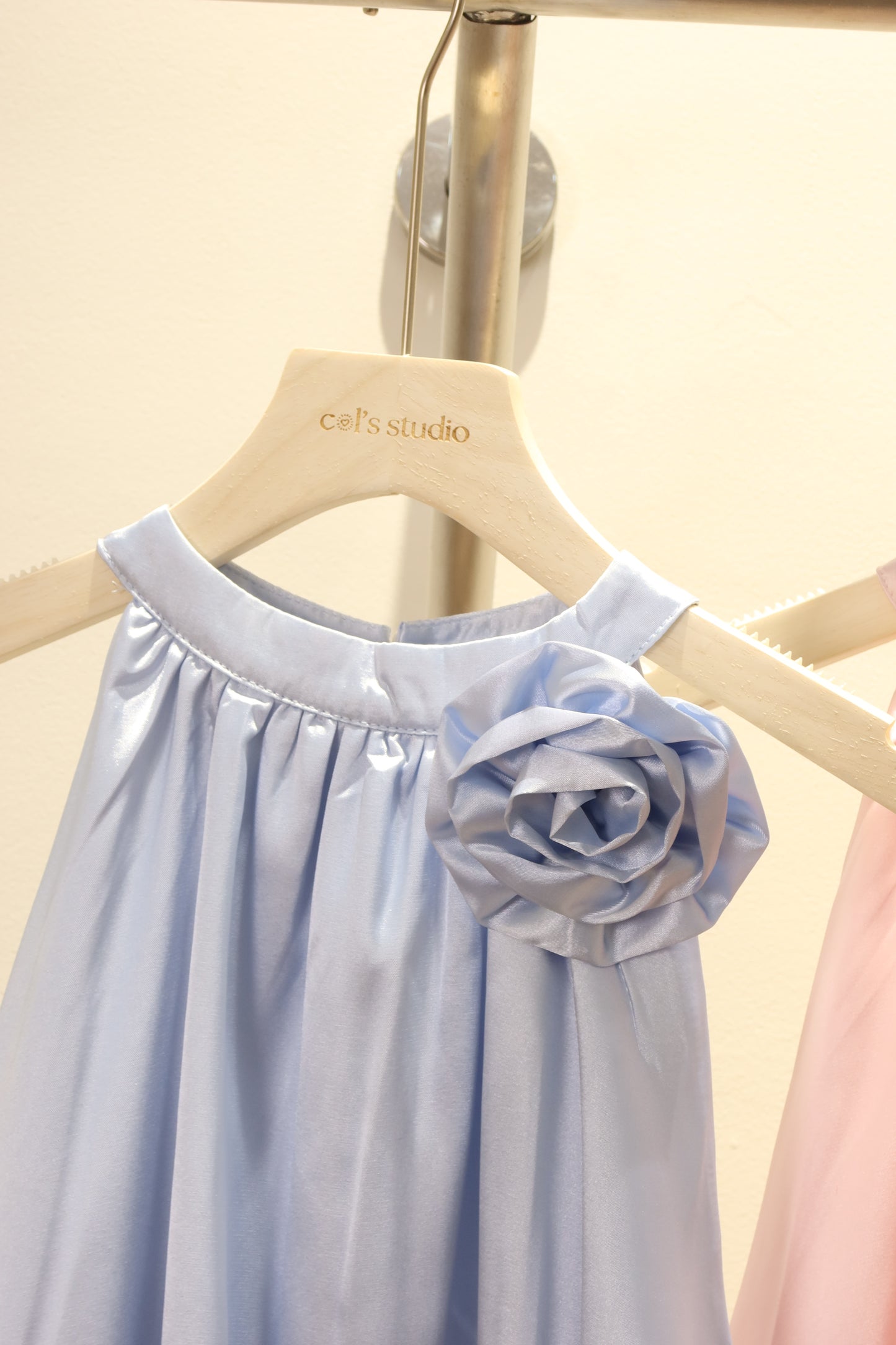 Satin side flower puffy top