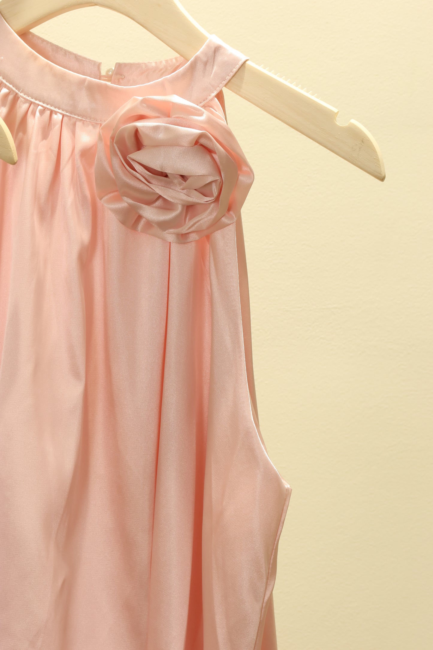 Satin side flower puffy top