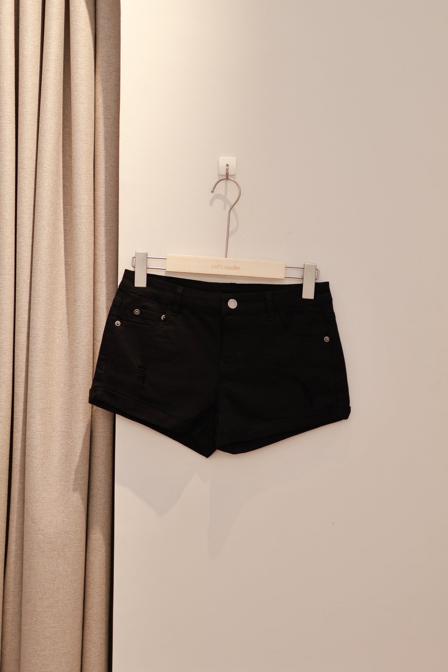 PLAIN BLACK DENIM SHORTS