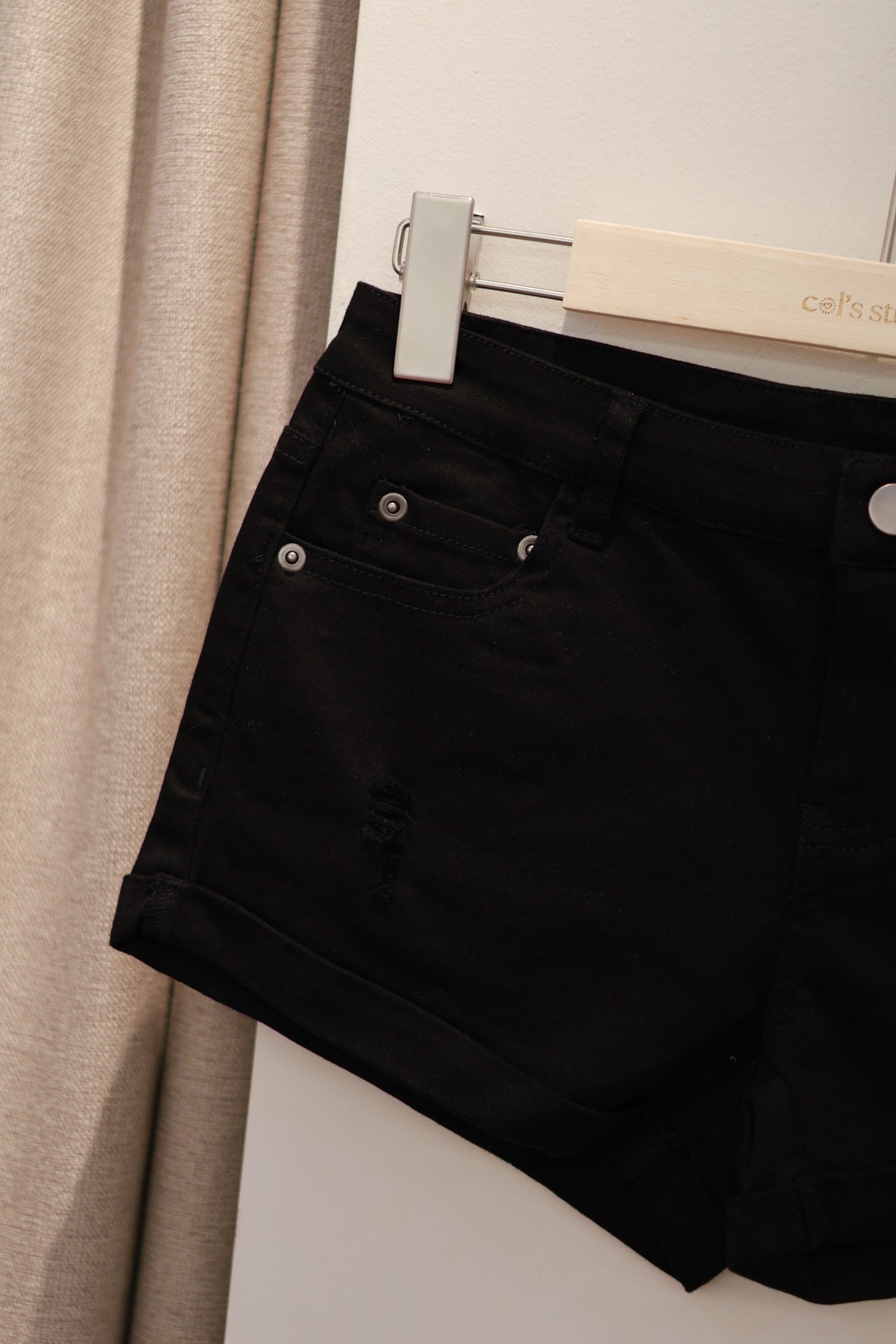 PLAIN BLACK DENIM SHORTS