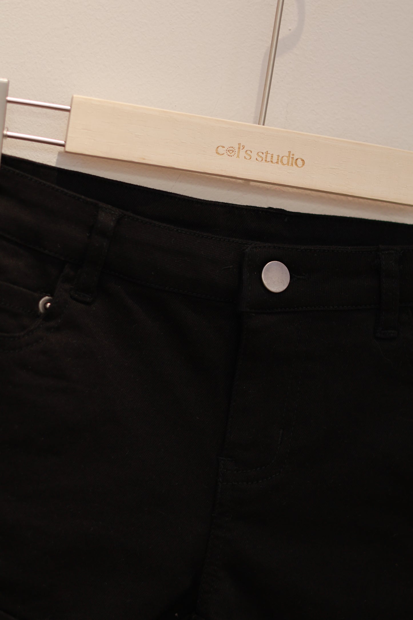 PLAIN BLACK DENIM SHORTS