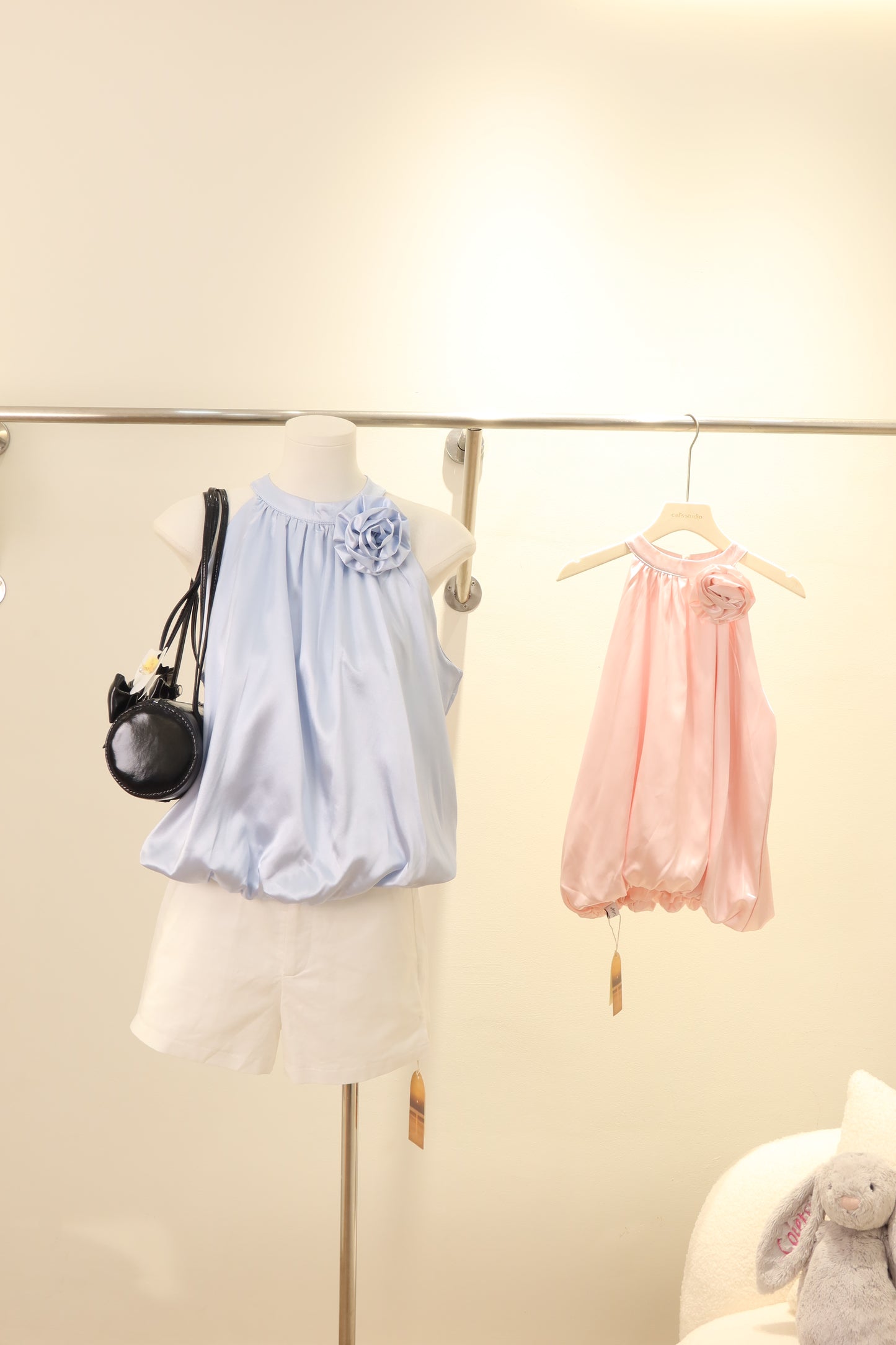 Satin side flower puffy top