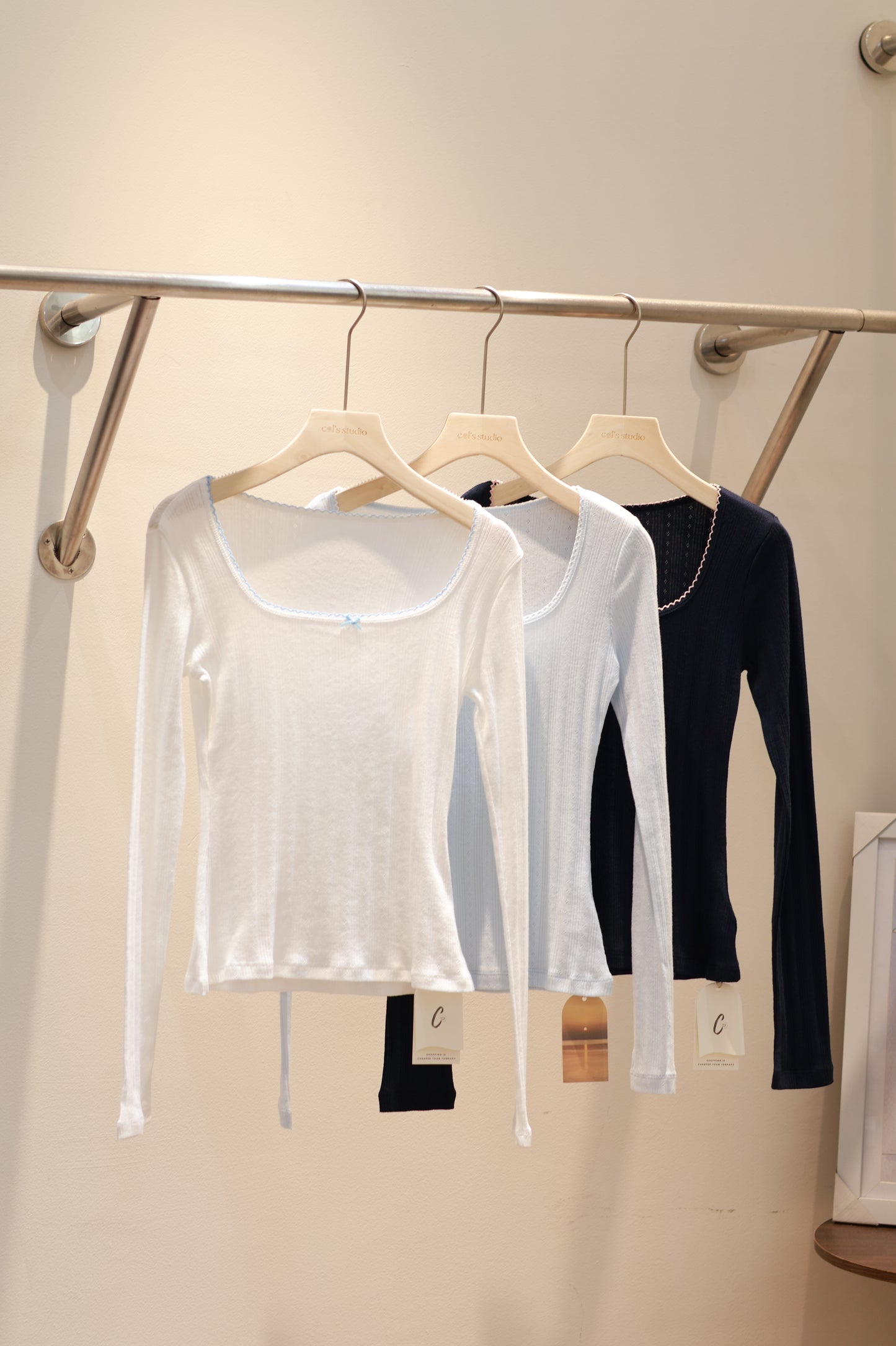 DETAIL WHITE LONG SLEEVE TOP