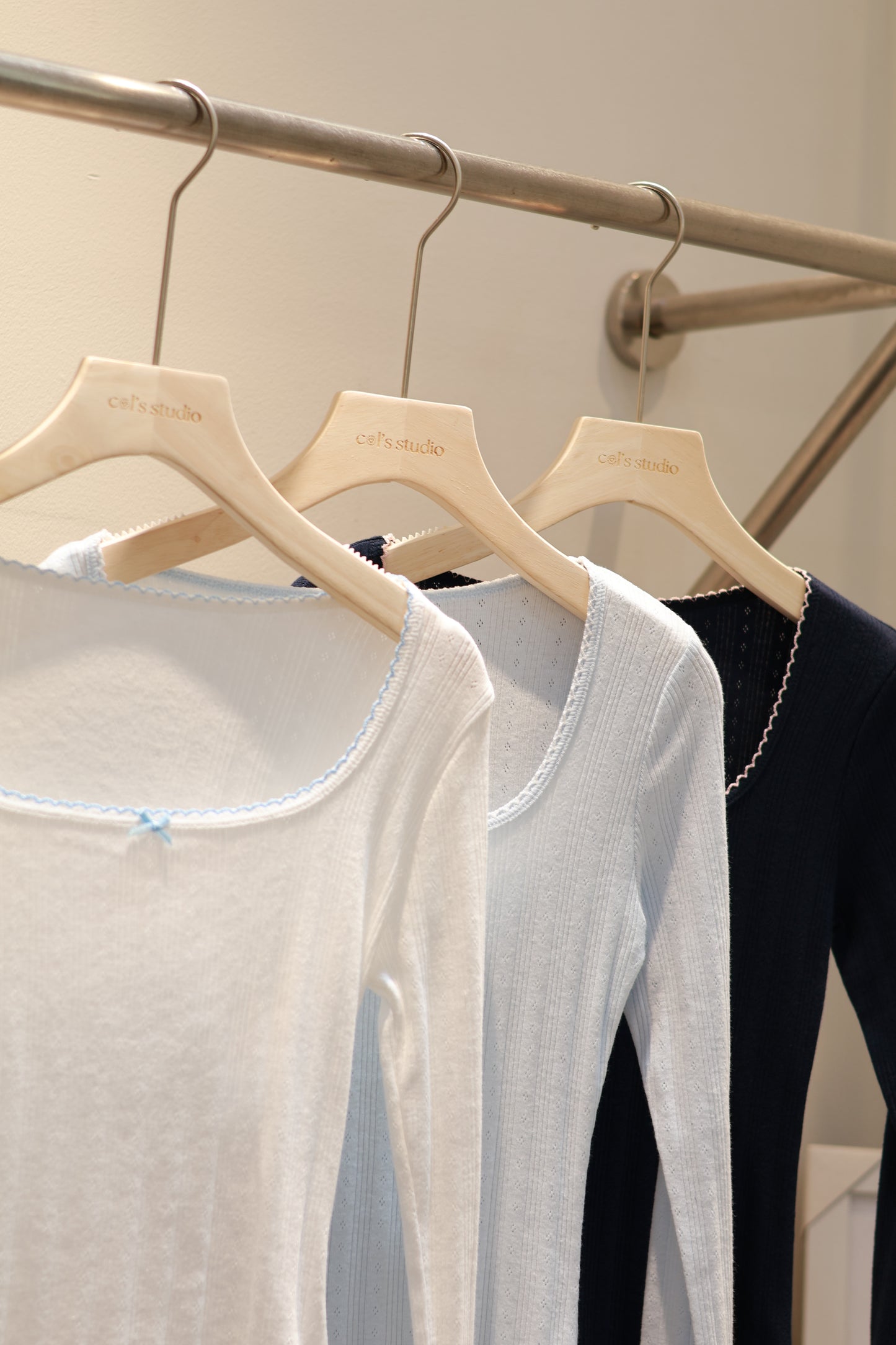 DETAIL WHITE LONG SLEEVE TOP