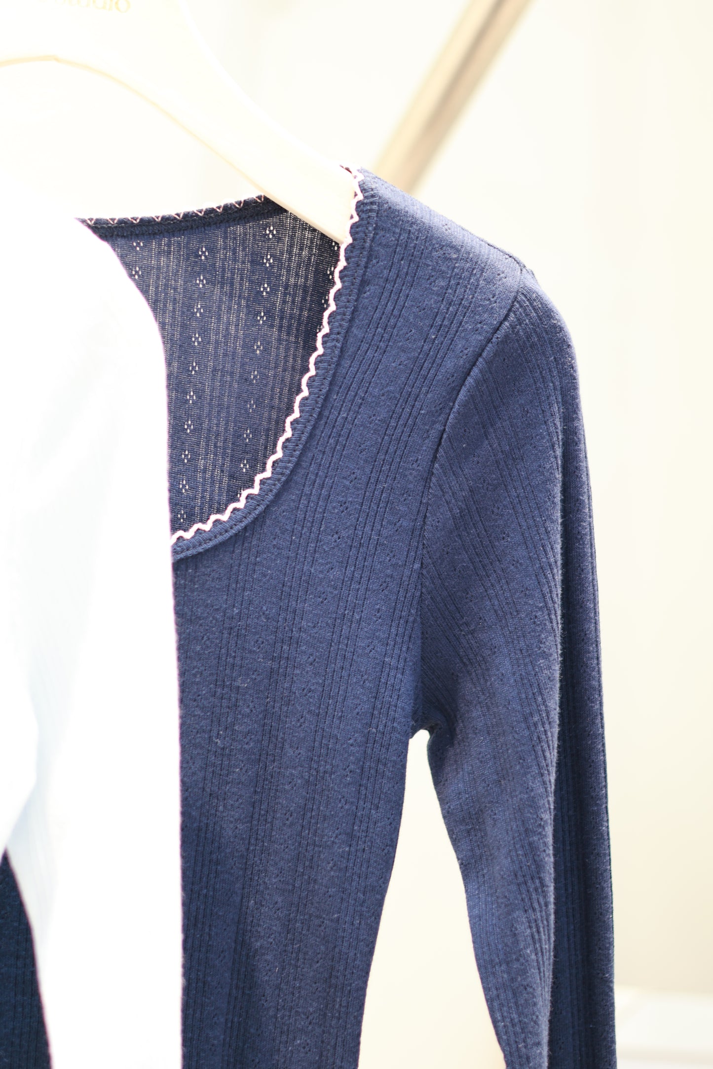 DETAIL WHITE LONG SLEEVE TOP