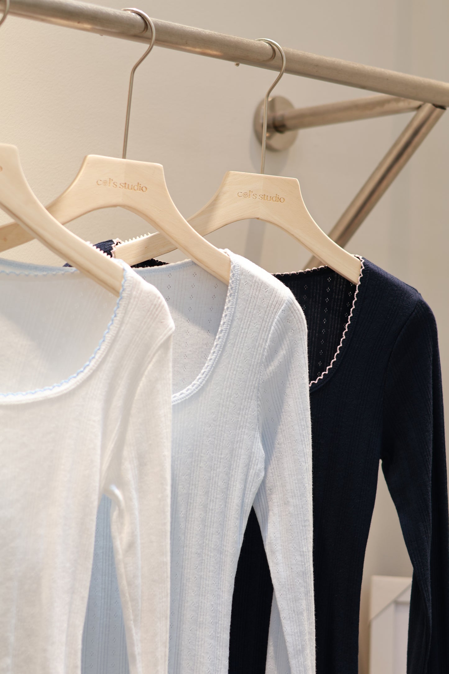 DETAIL WHITE LONG SLEEVE TOP