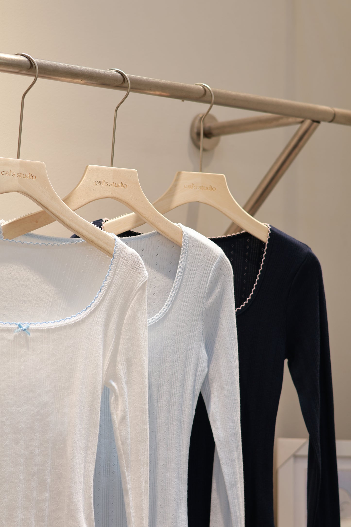 DETAIL WHITE LONG SLEEVE TOP