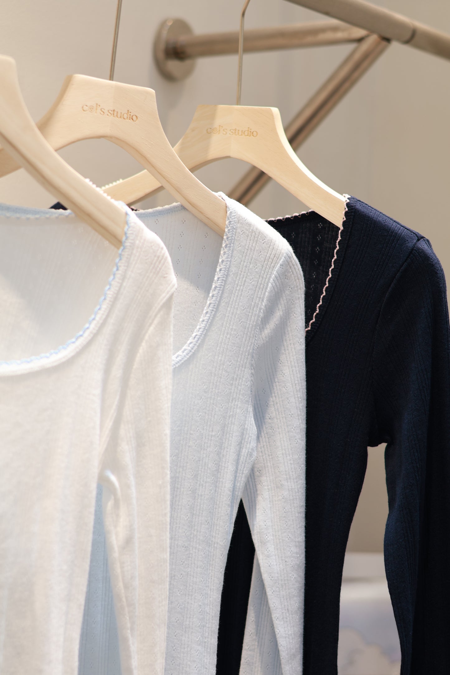 DETAIL WHITE LONG SLEEVE TOP