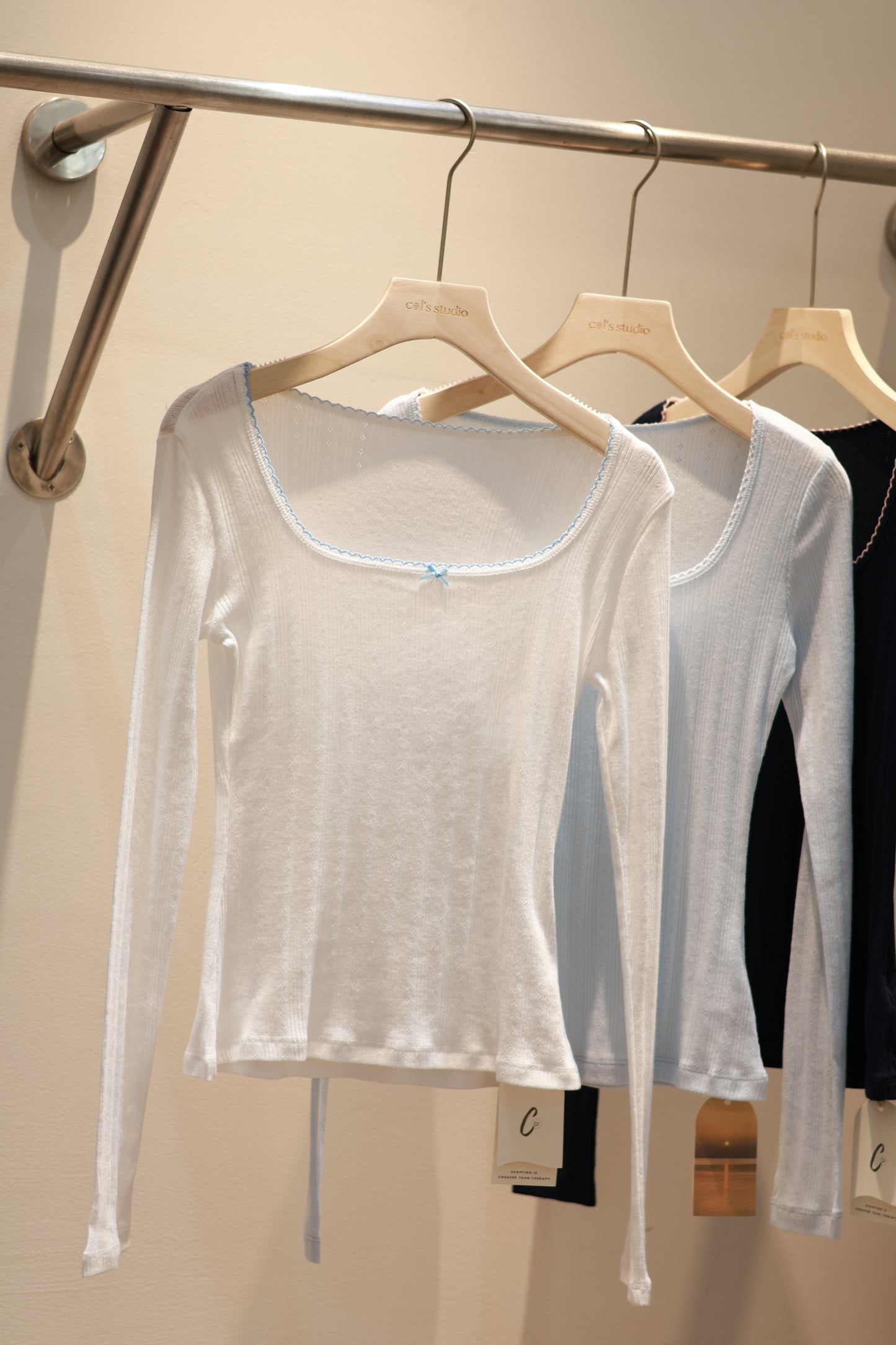 DETAIL WHITE LONG SLEEVE TOP