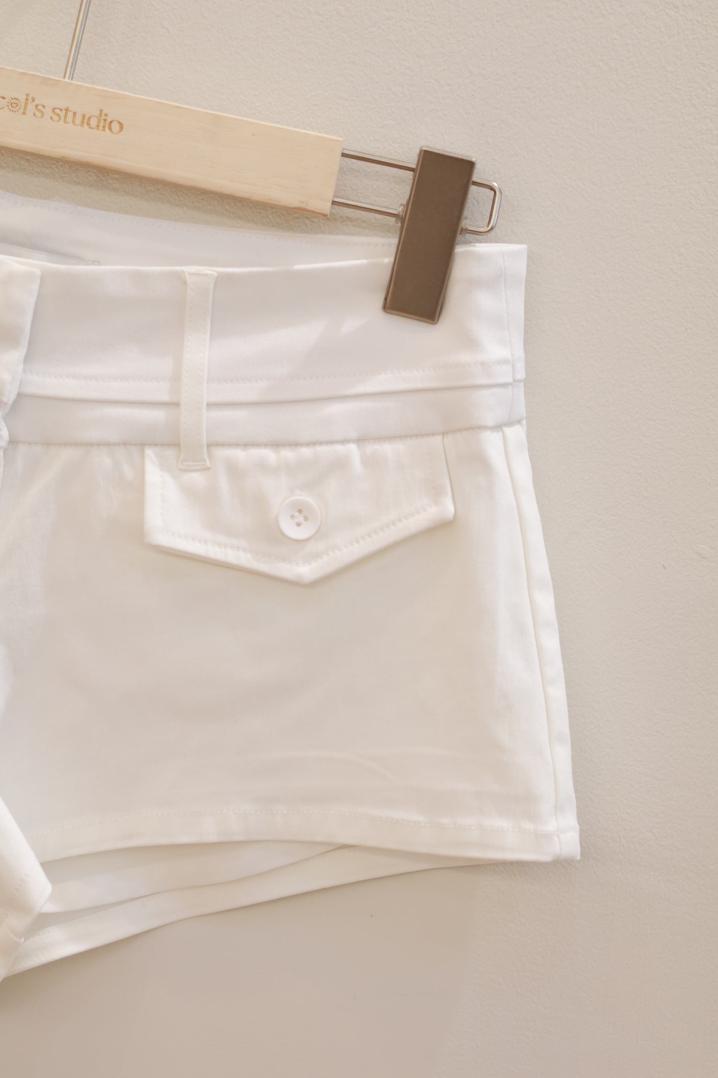 Glassons Tailored Micro Short -MILK