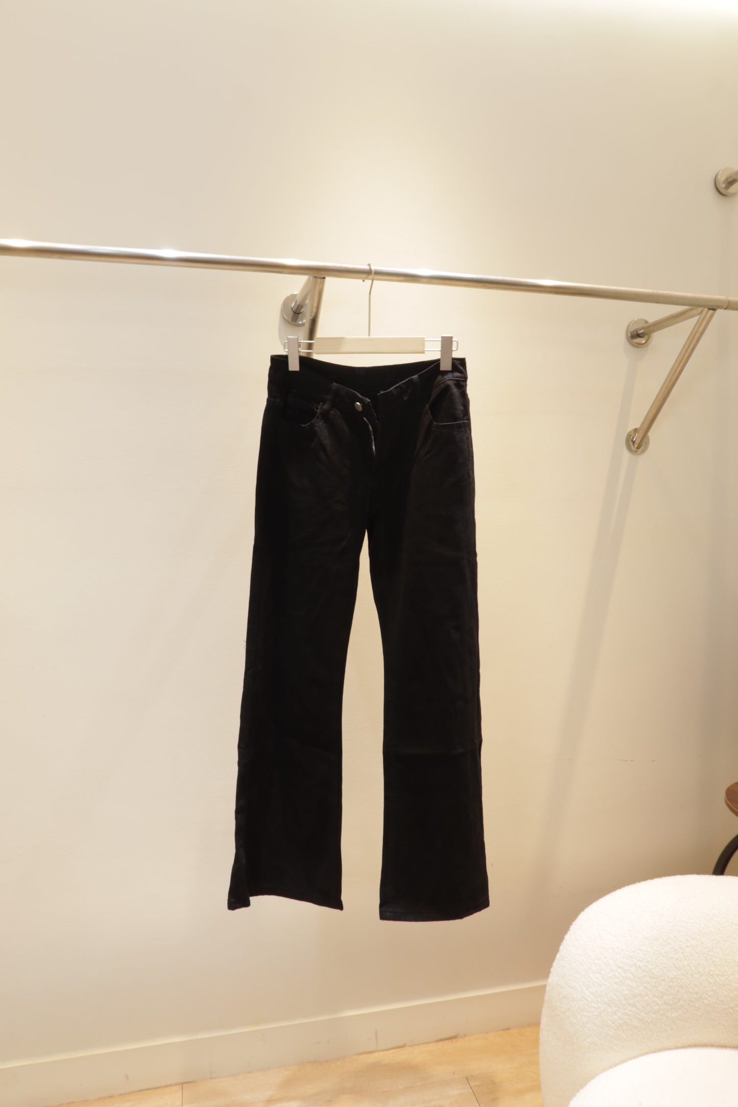 BLACK DENIM MID RISE JEANS