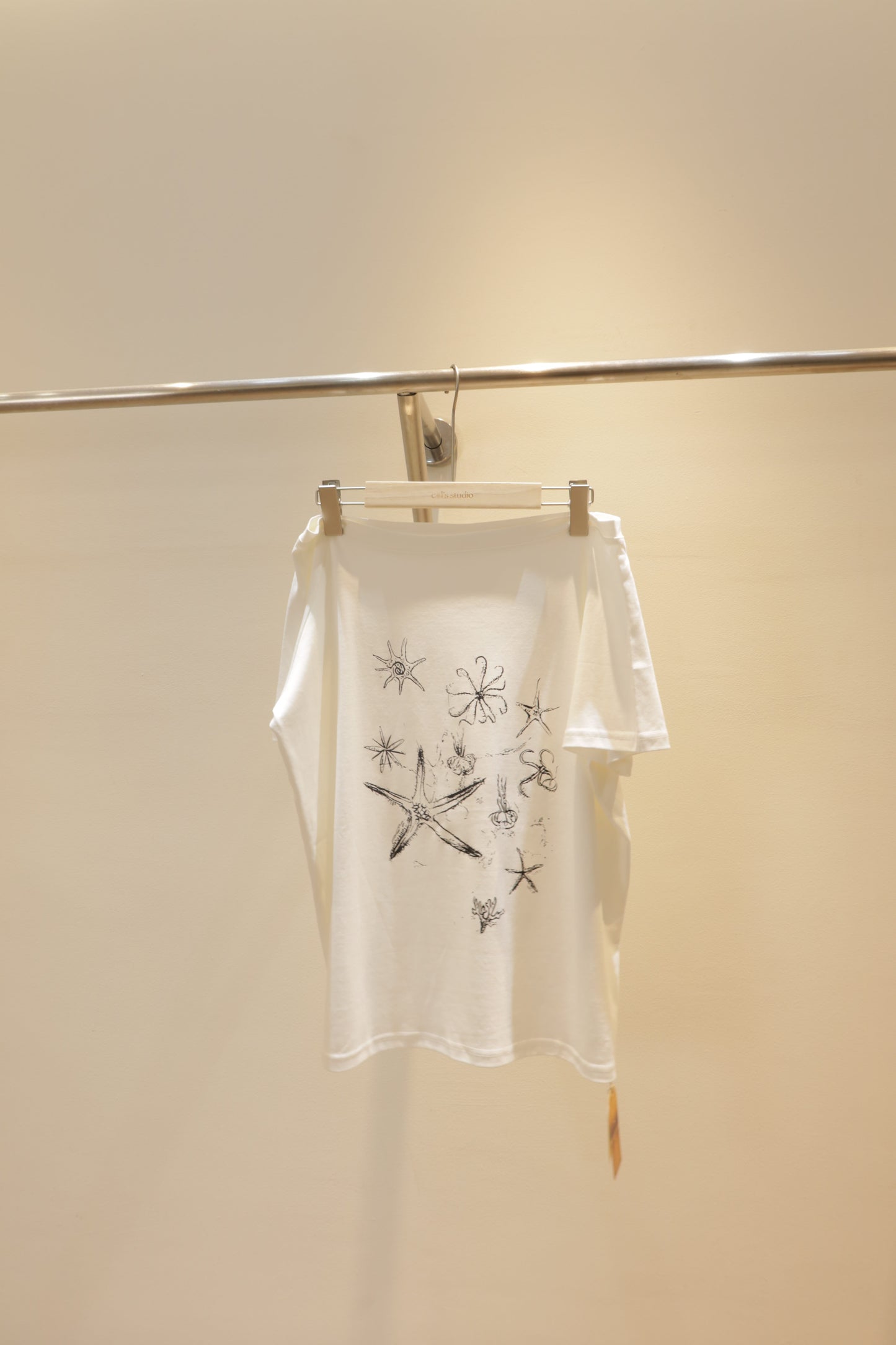 Sea shells half shoulder tee