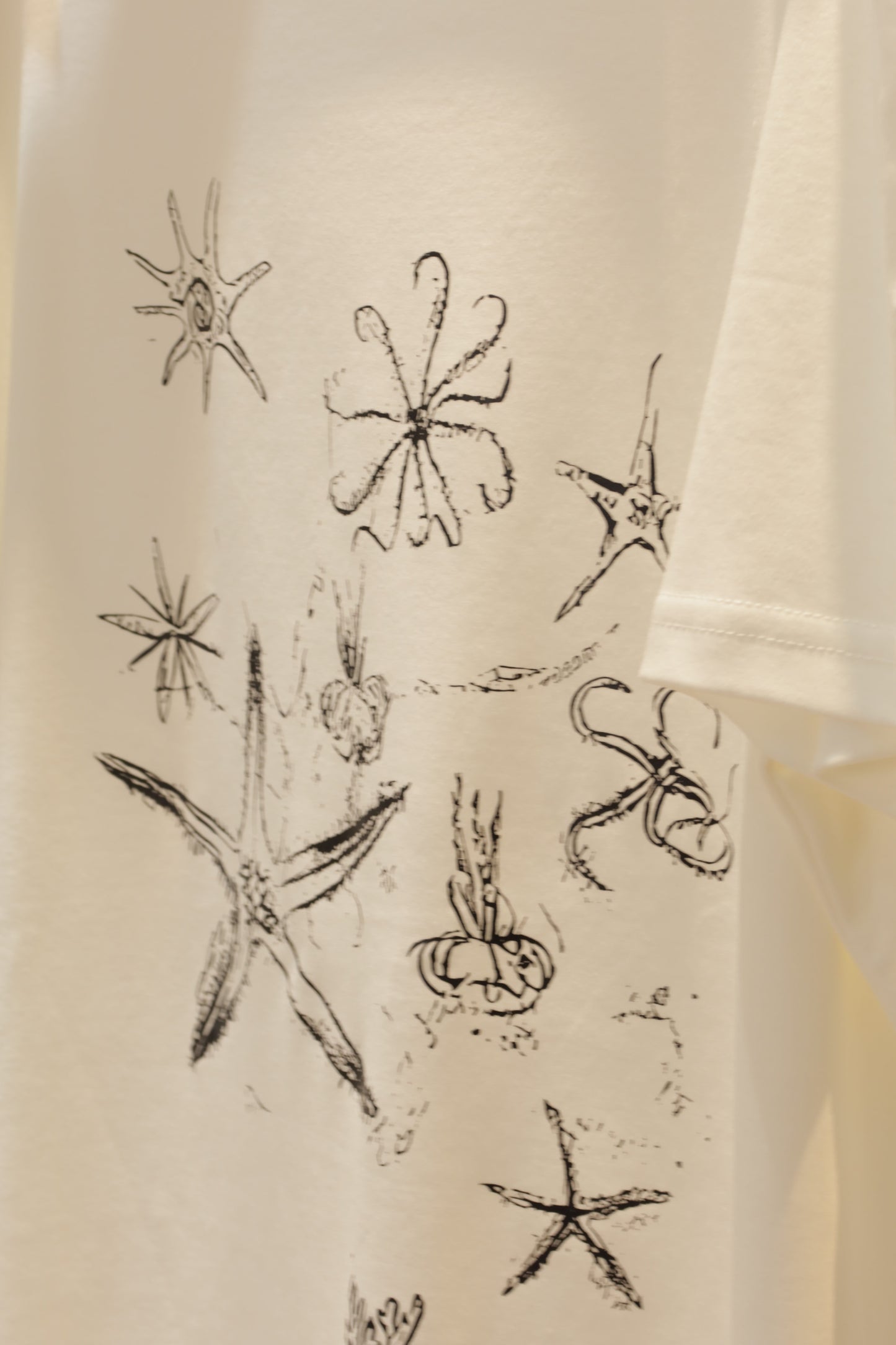 Sea shells half shoulder tee
