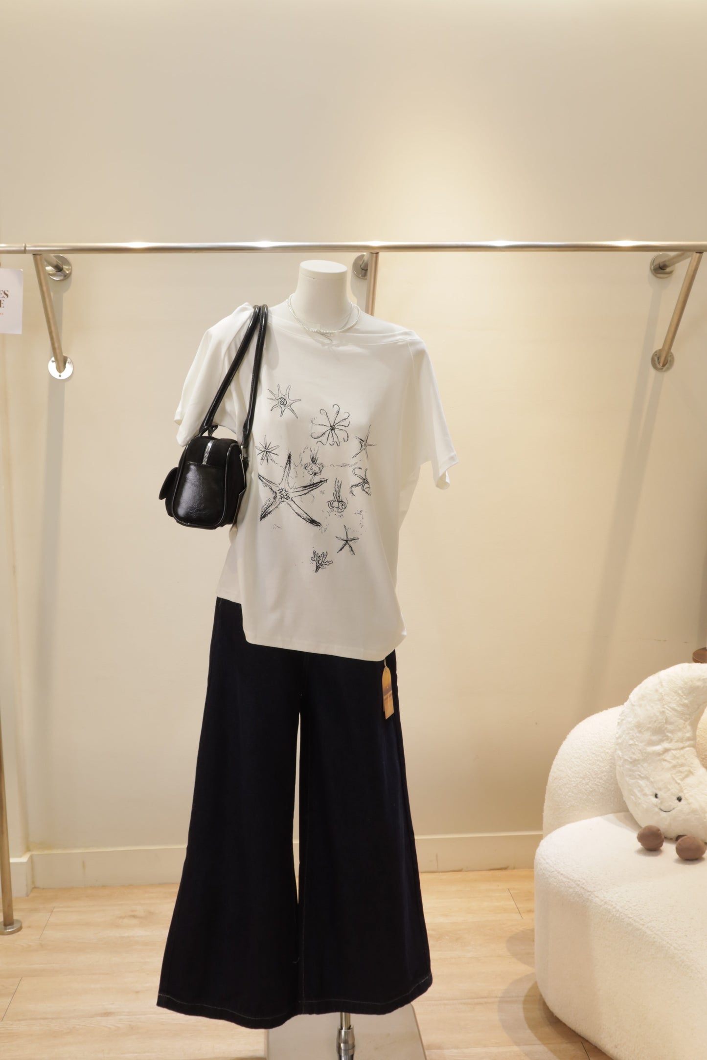 Sea shells half shoulder tee