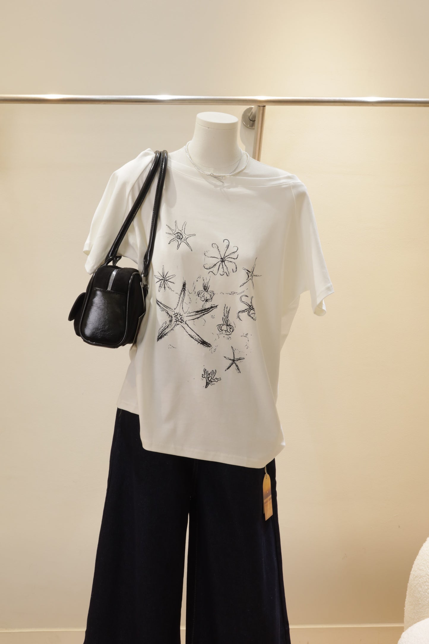 Sea shells half shoulder tee