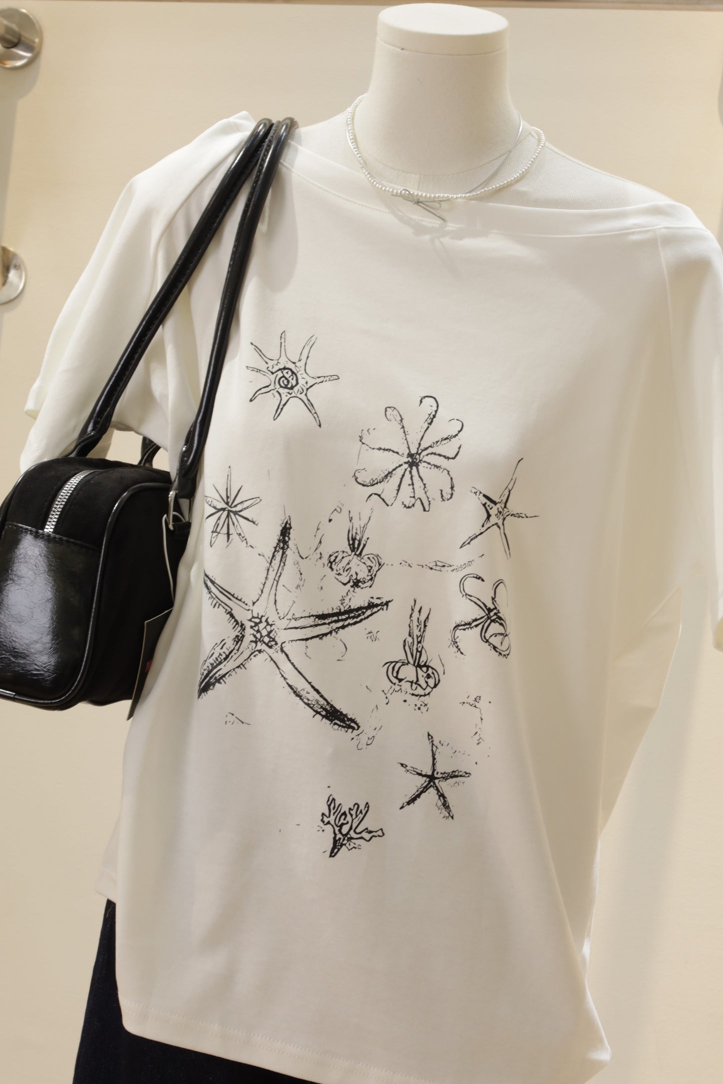 Sea shells half shoulder tee