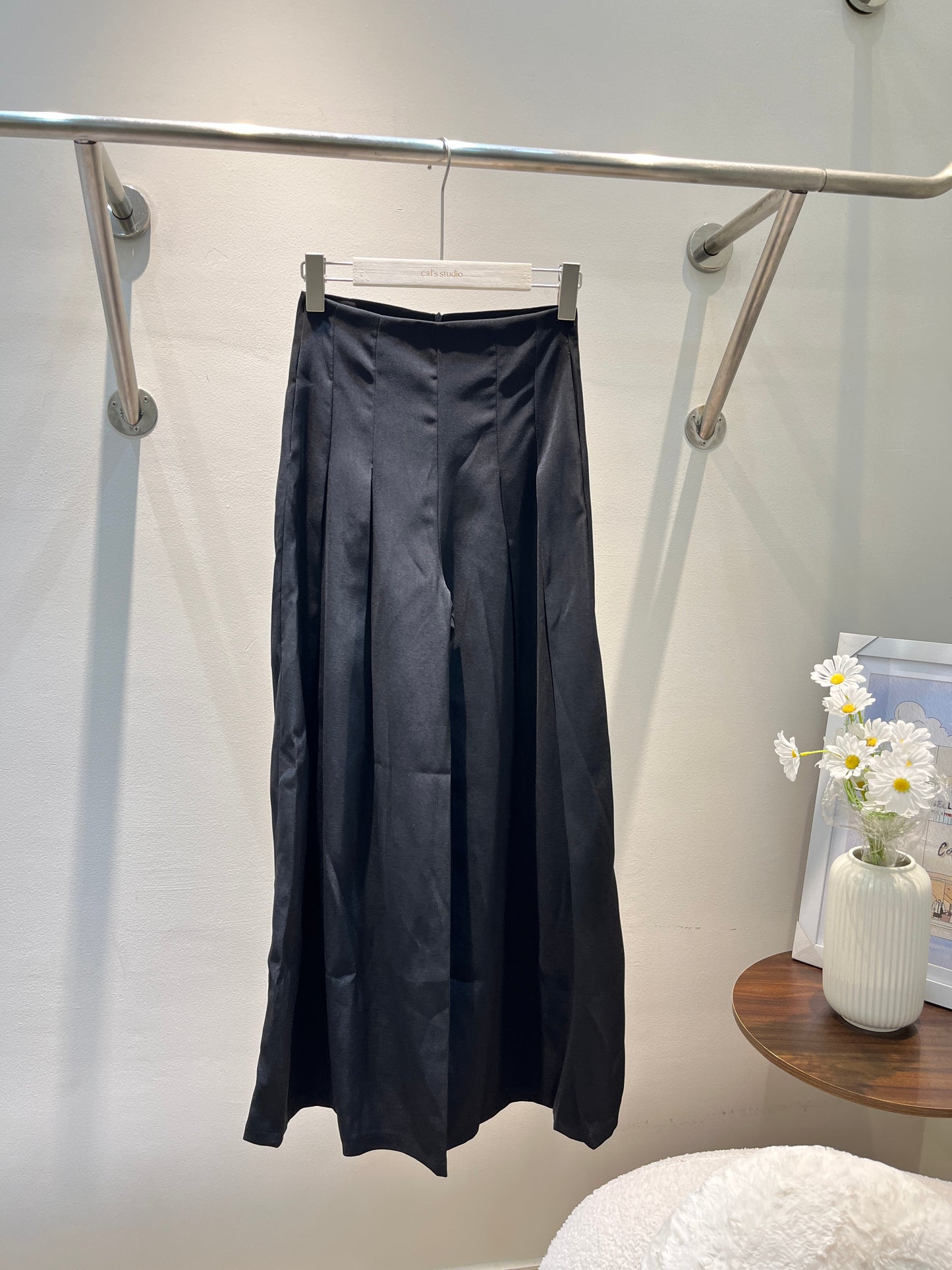 BAGGY BUTTONLESS TROUSERS