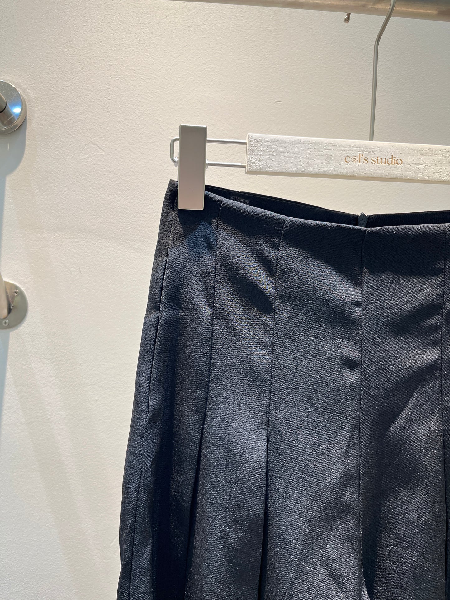 BAGGY BUTTONLESS TROUSERS