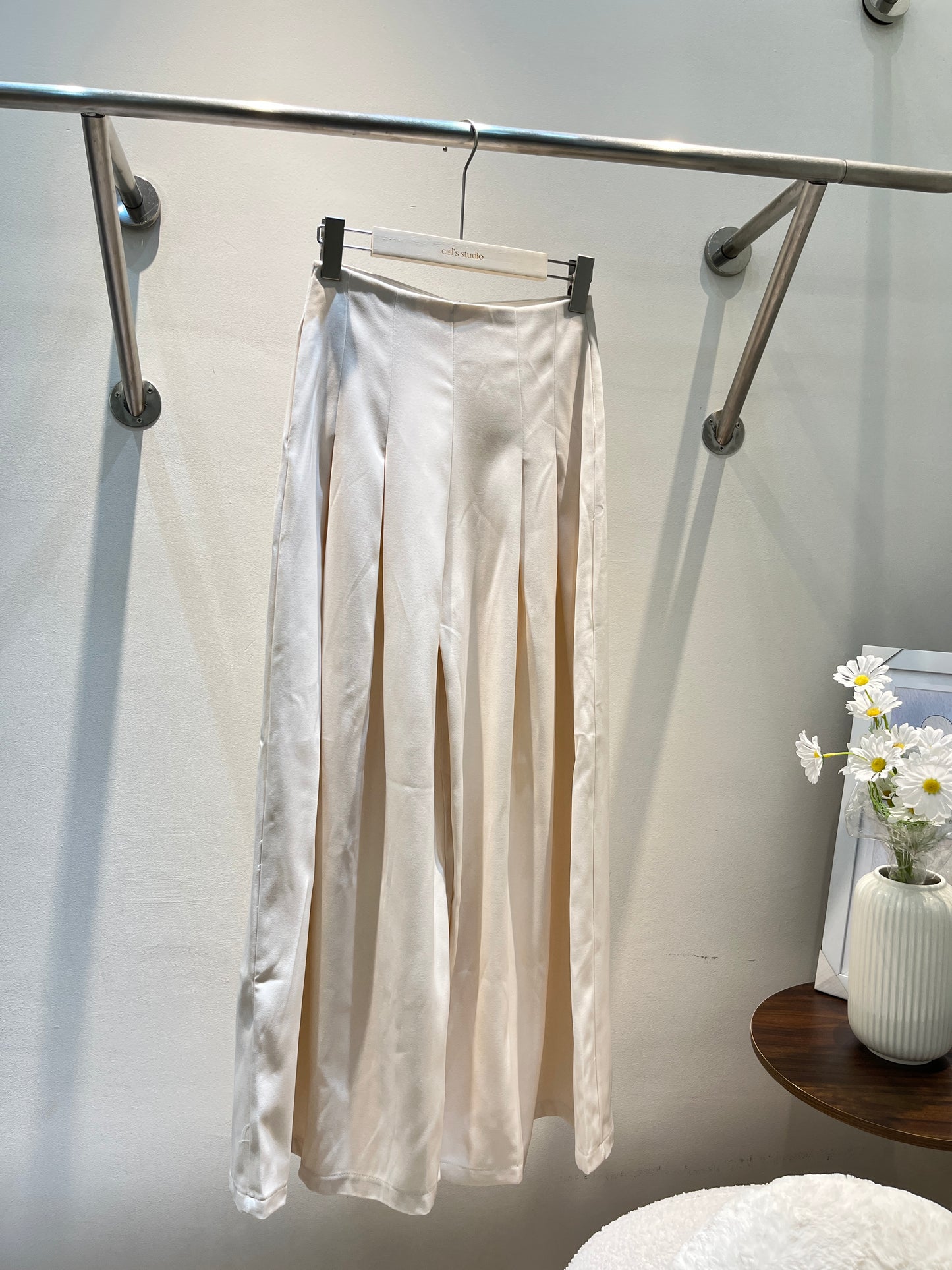 BAGGY BUTTONLESS TROUSERS