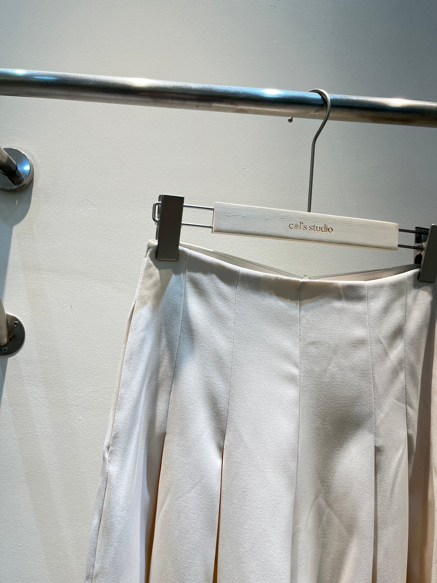 BAGGY BUTTONLESS TROUSERS