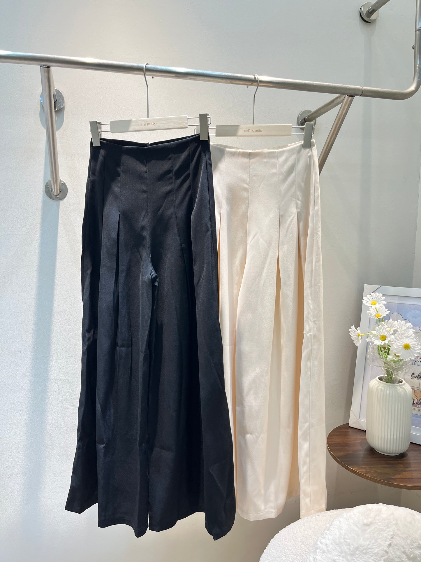 BAGGY BUTTONLESS TROUSERS