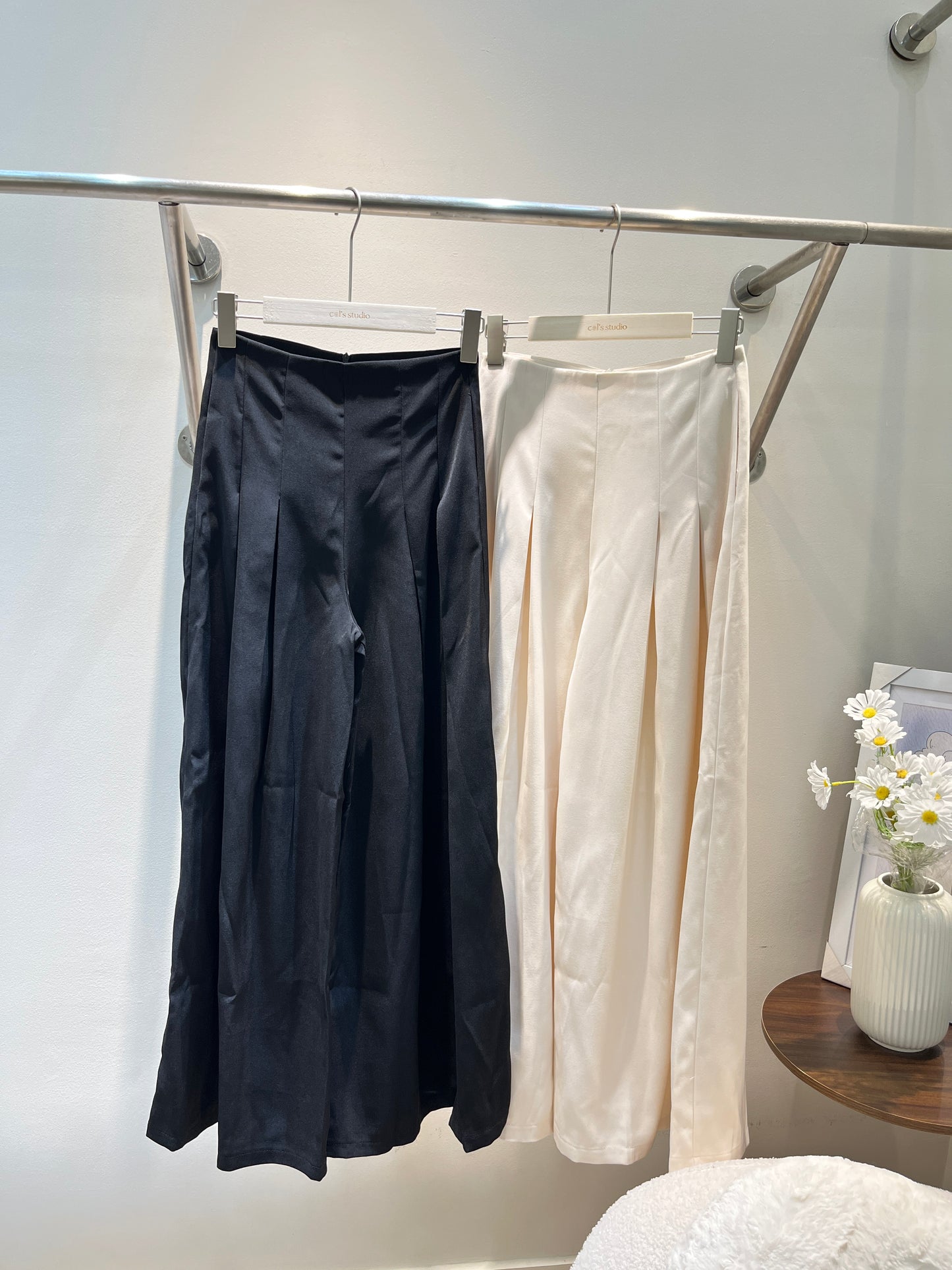 BAGGY BUTTONLESS TROUSERS