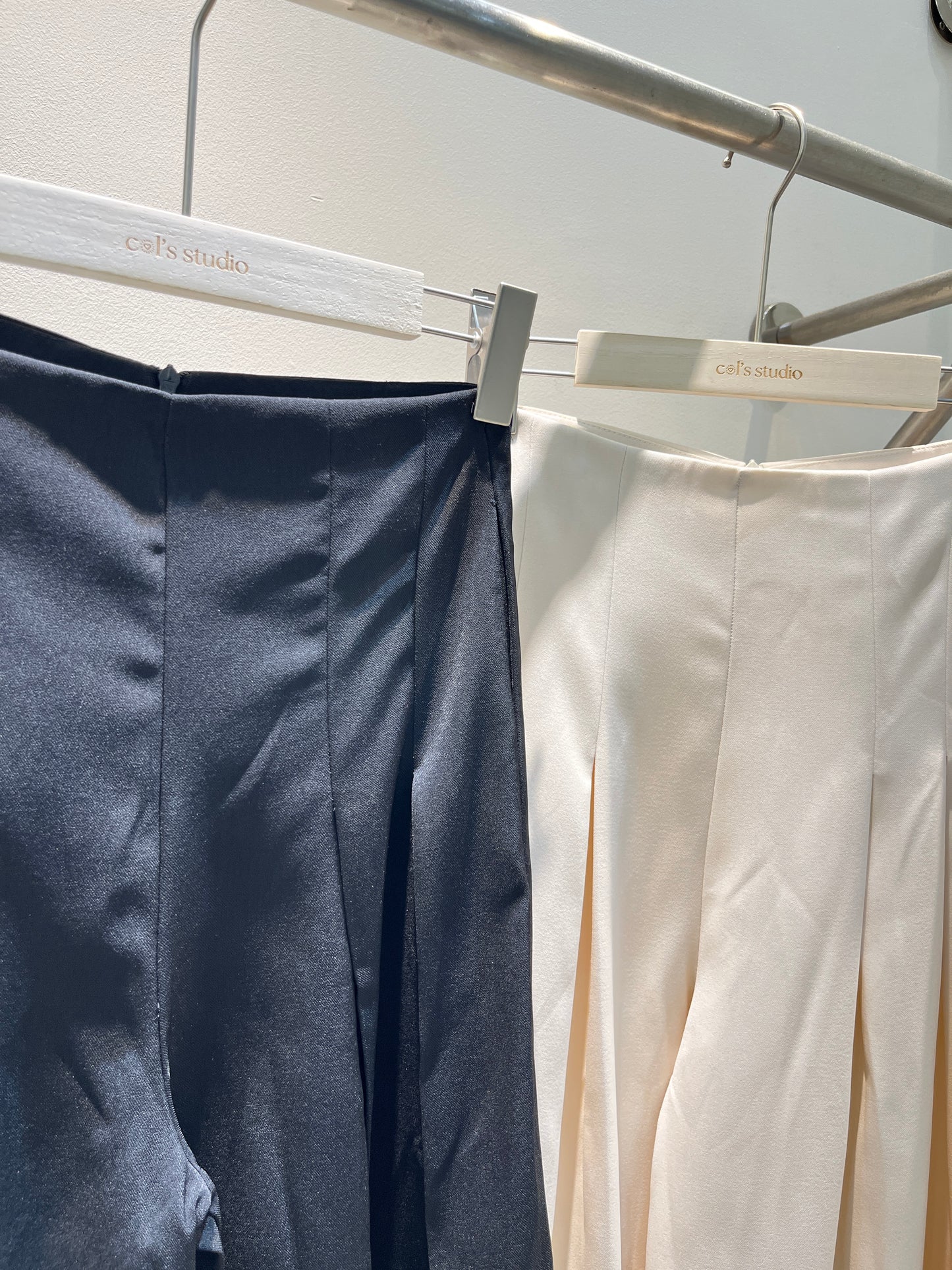 BAGGY BUTTONLESS TROUSERS