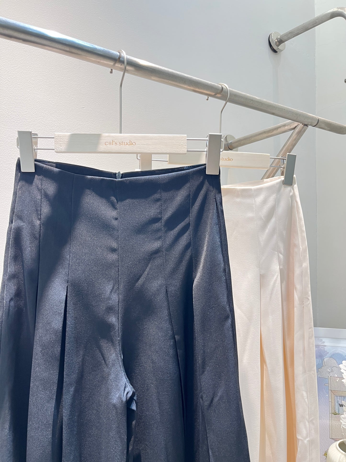 BAGGY BUTTONLESS TROUSERS