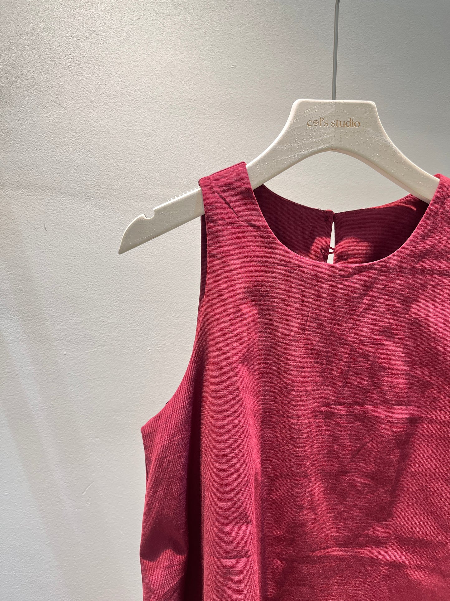 BUTTONED SLEEVELESS TOP