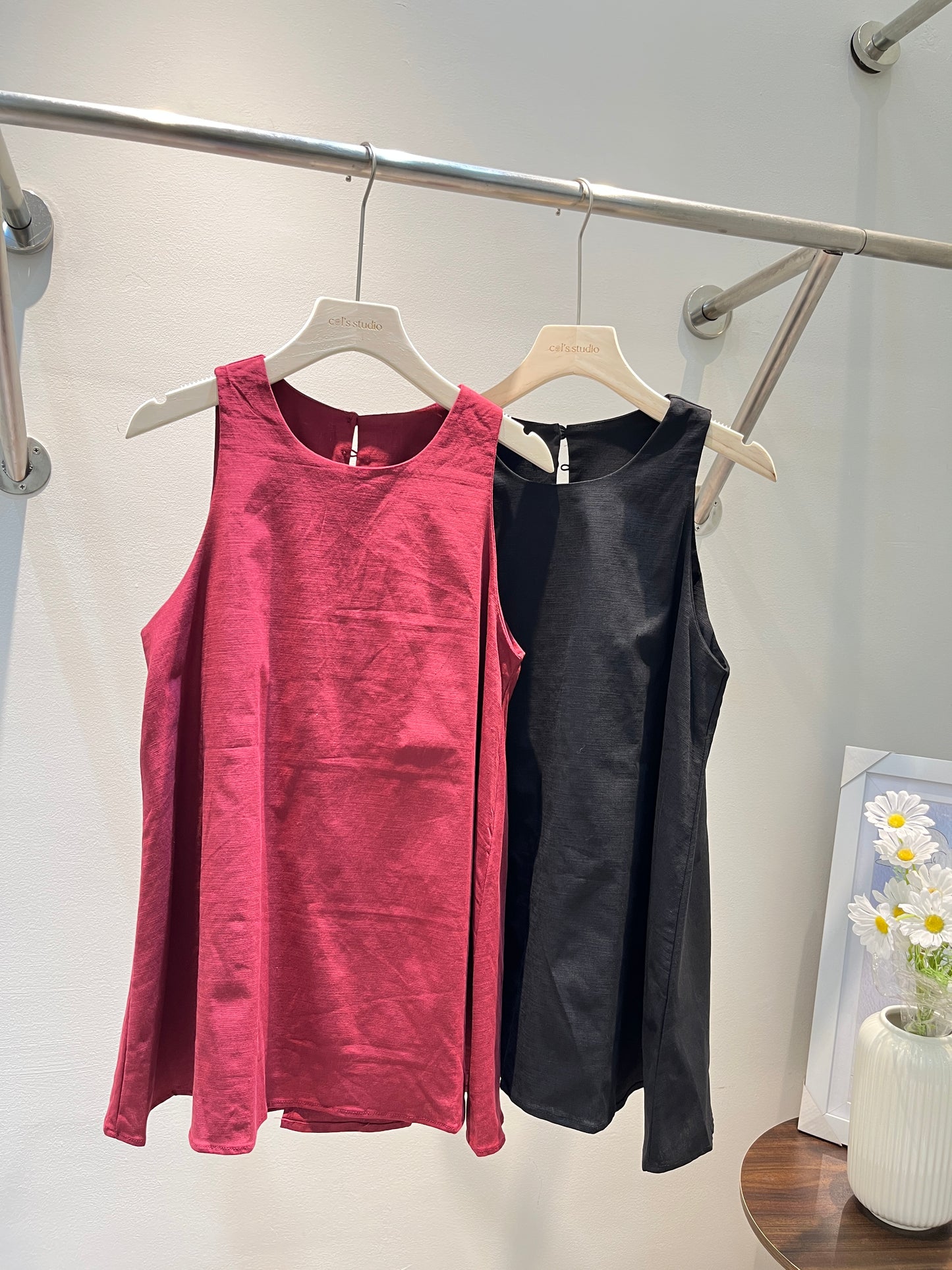 BUTTONED SLEEVELESS TOP