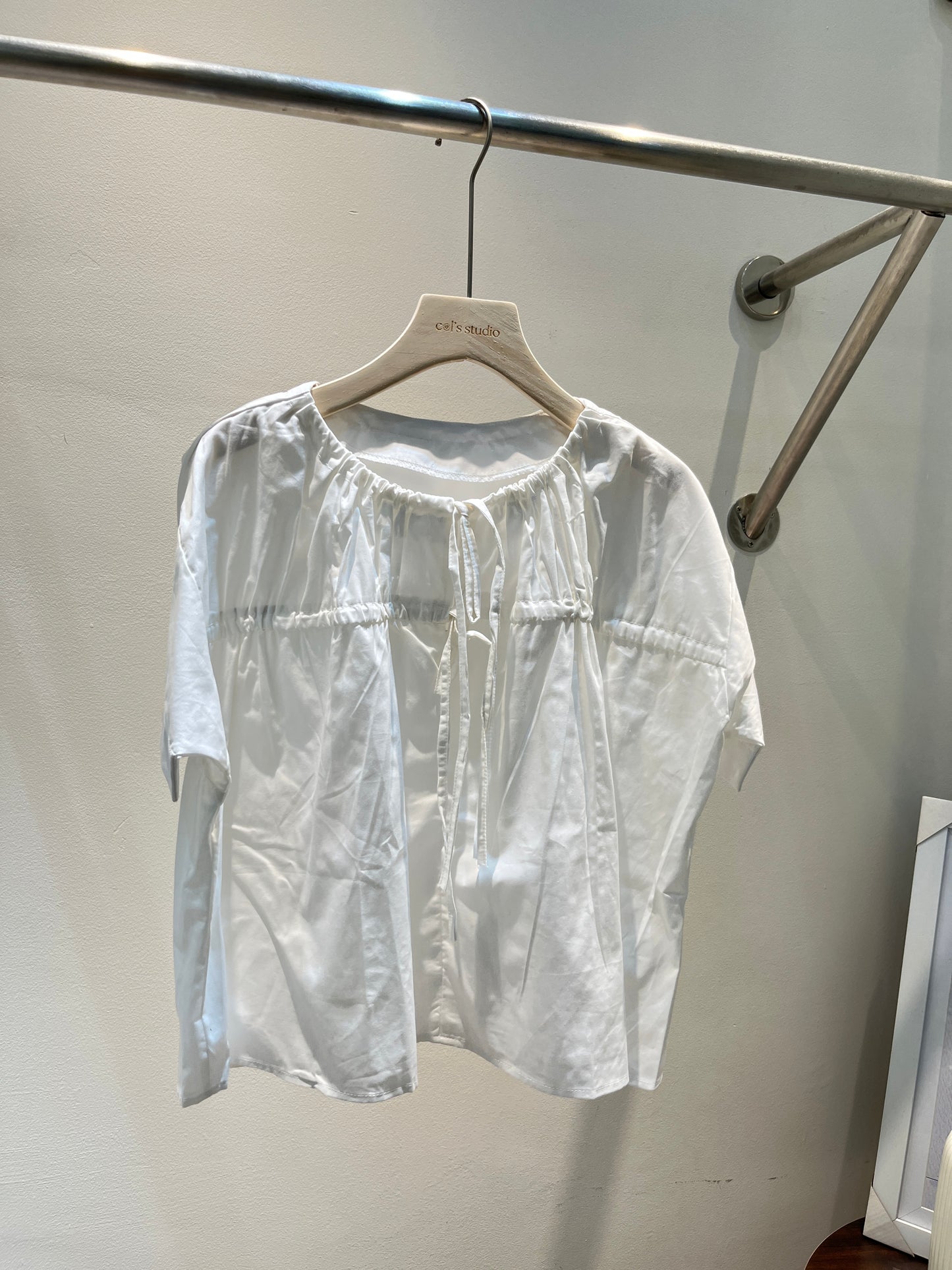 RIBBON TIED SHORT SLEEVE TOP