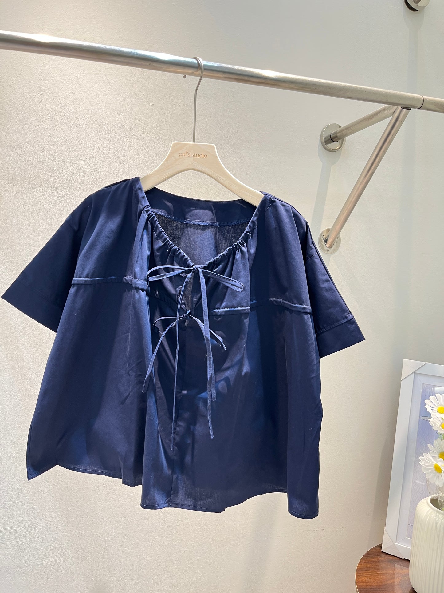 RIBBON TIED SHORT SLEEVE TOP