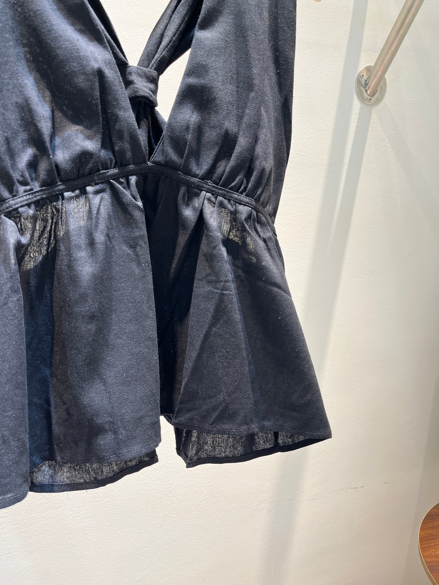 DEEP CUT BLACK SUMMER TOP