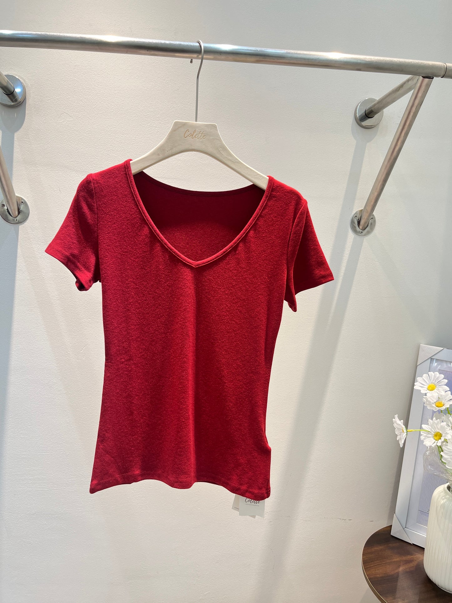 RED V CUT SHORT SLEEVE TOP
