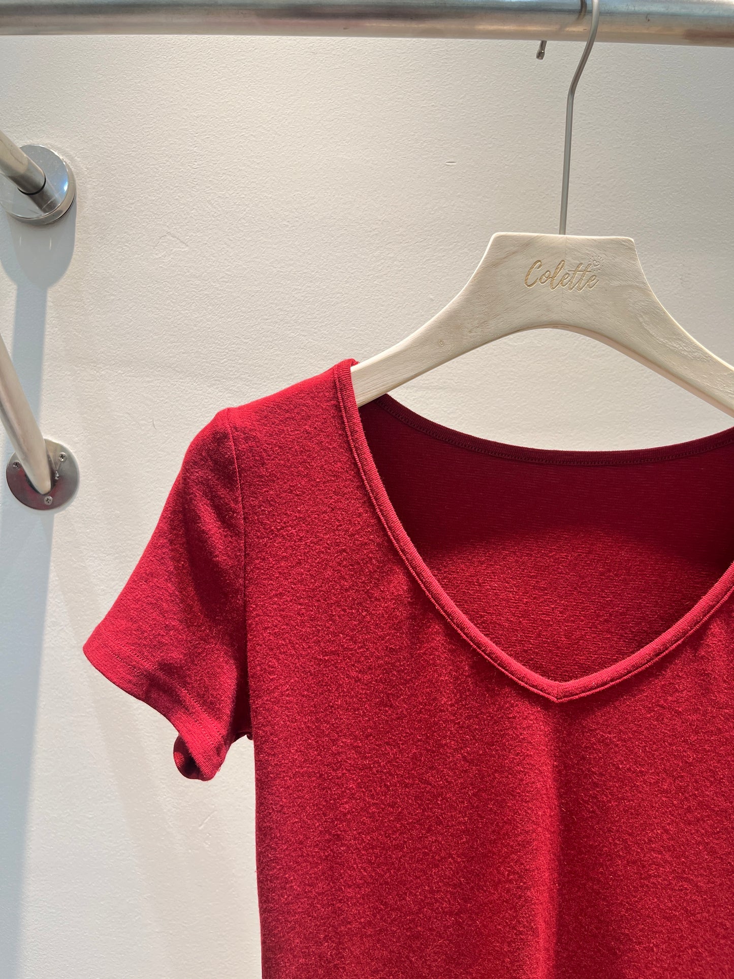 RED V CUT SHORT SLEEVE TOP