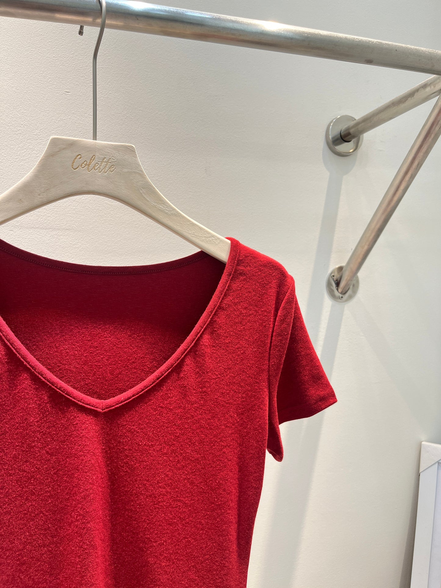 RED V CUT SHORT SLEEVE TOP