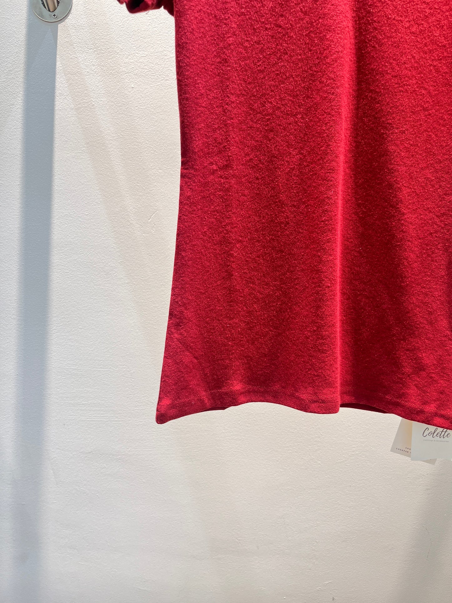 RED V CUT SHORT SLEEVE TOP