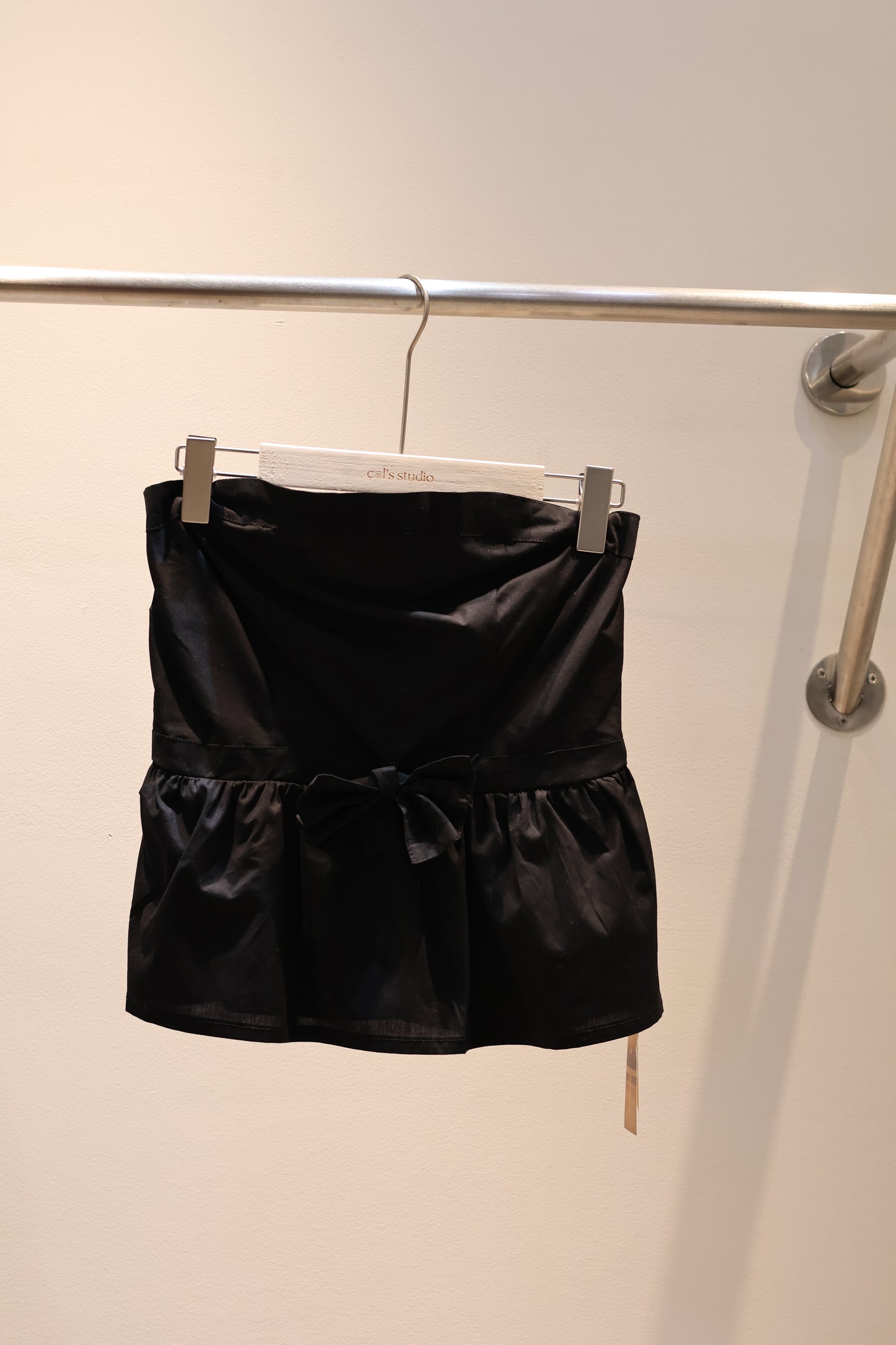 BLACK FRONT RIBBON TUBE FLOWY TOP