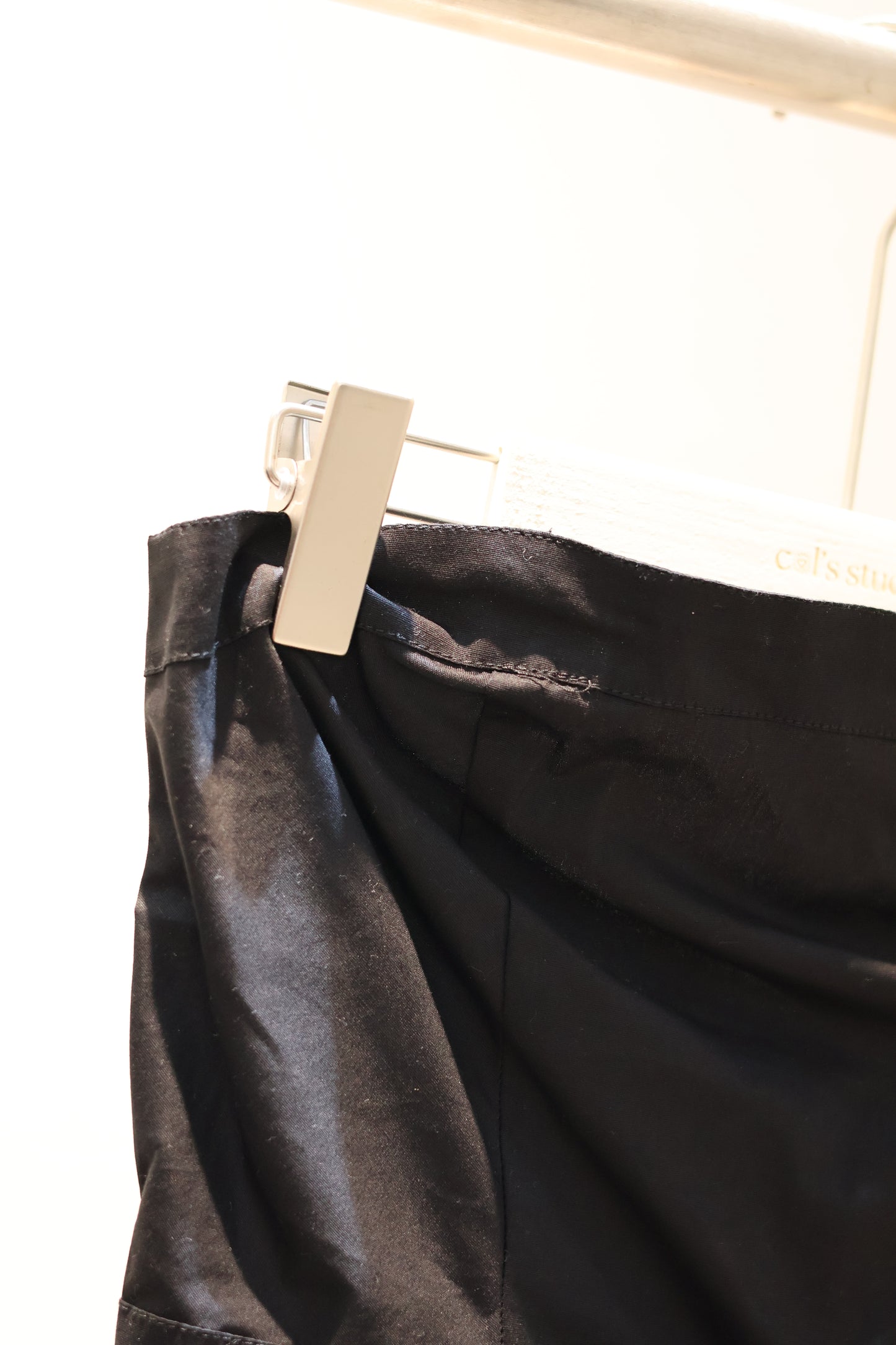 BLACK FRONT RIBBON TUBE FLOWY TOP