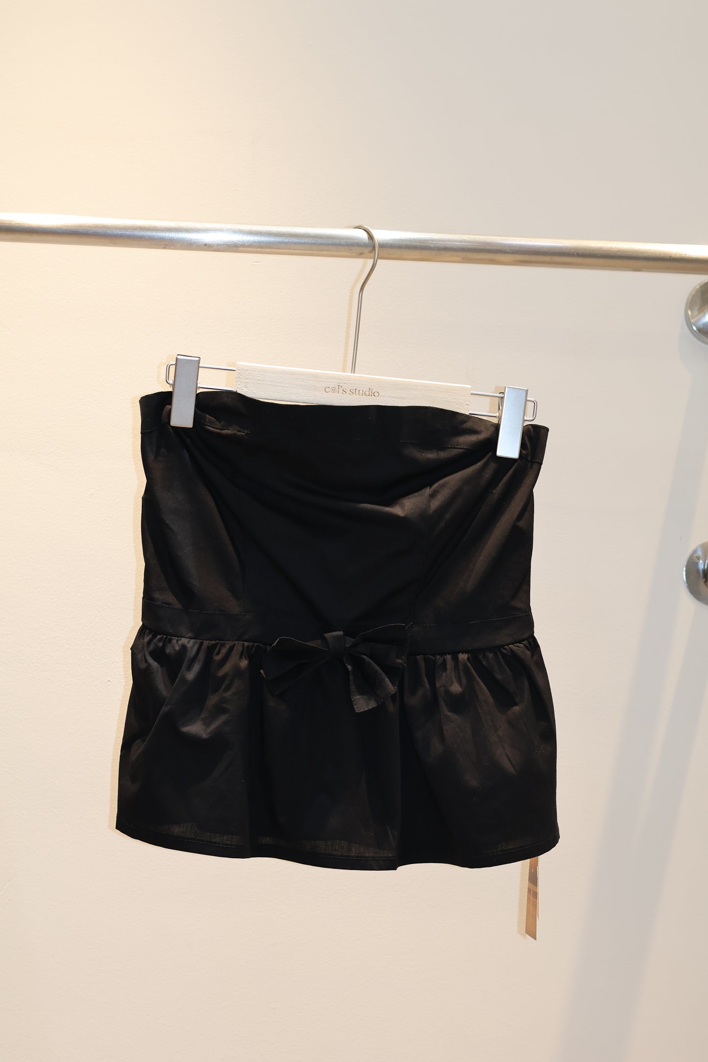 BLACK FRONT RIBBON TUBE FLOWY TOP