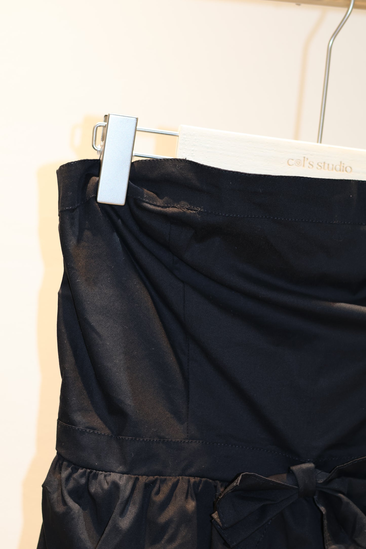 BLACK FRONT RIBBON TUBE FLOWY TOP