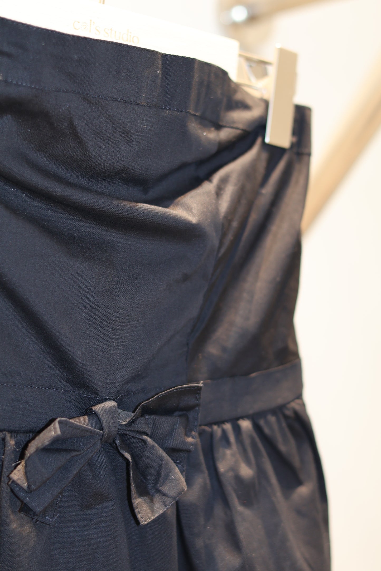 BLACK FRONT RIBBON TUBE FLOWY TOP