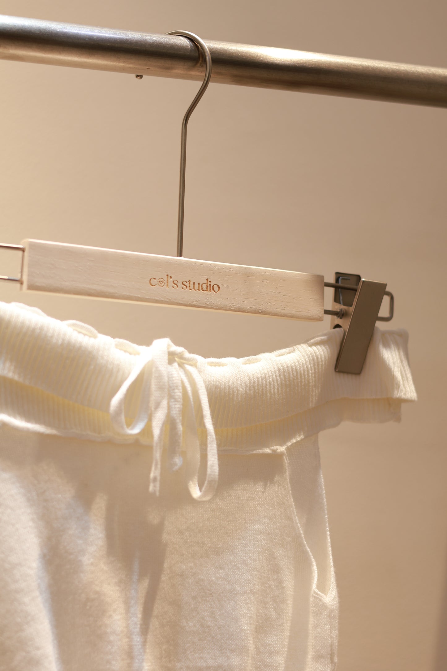 THIN WHITE KNITTED OFF SHOULDER