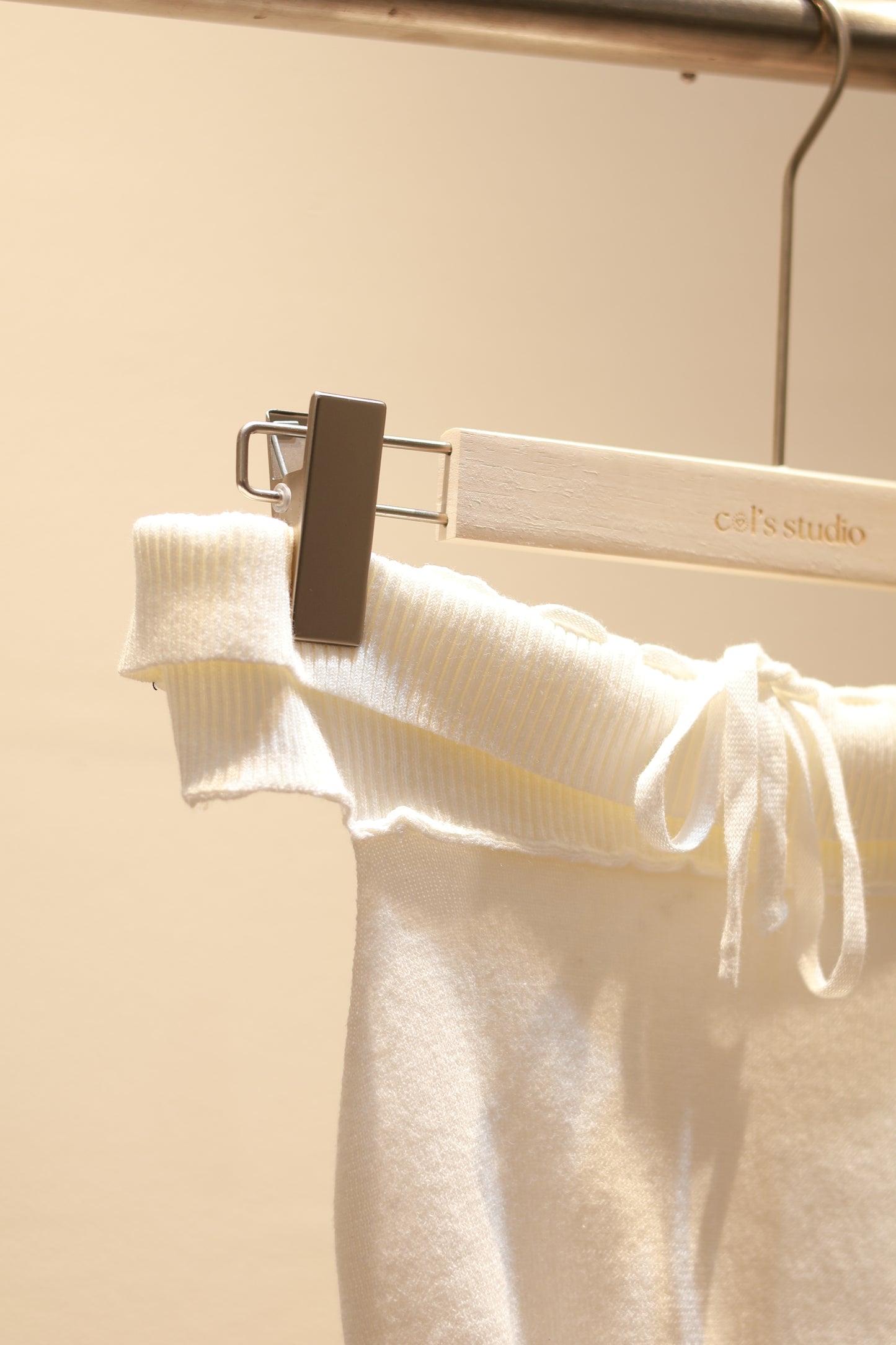 THIN WHITE KNITTED OFF SHOULDER